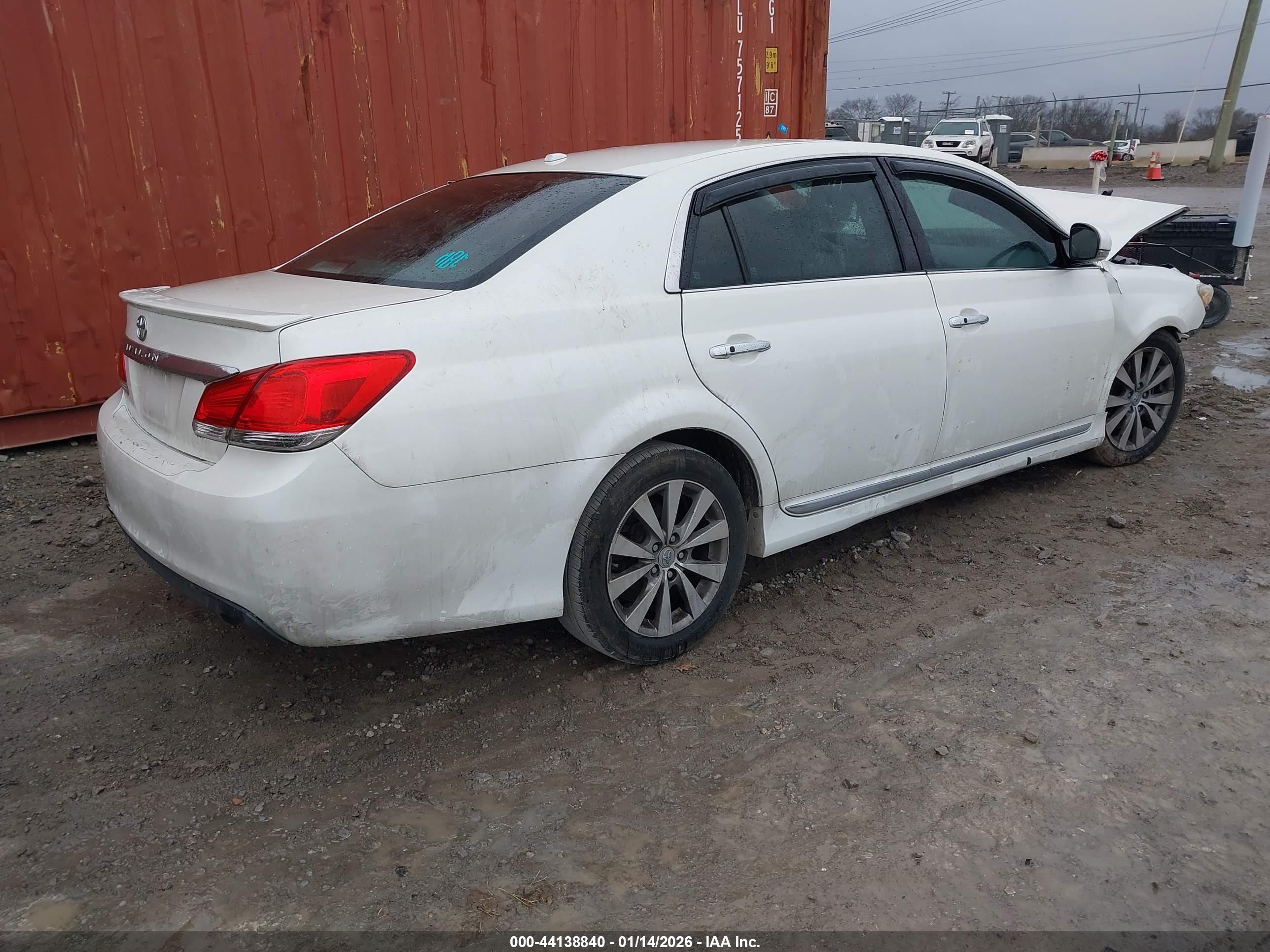 TOYOTA AVALON image 4
