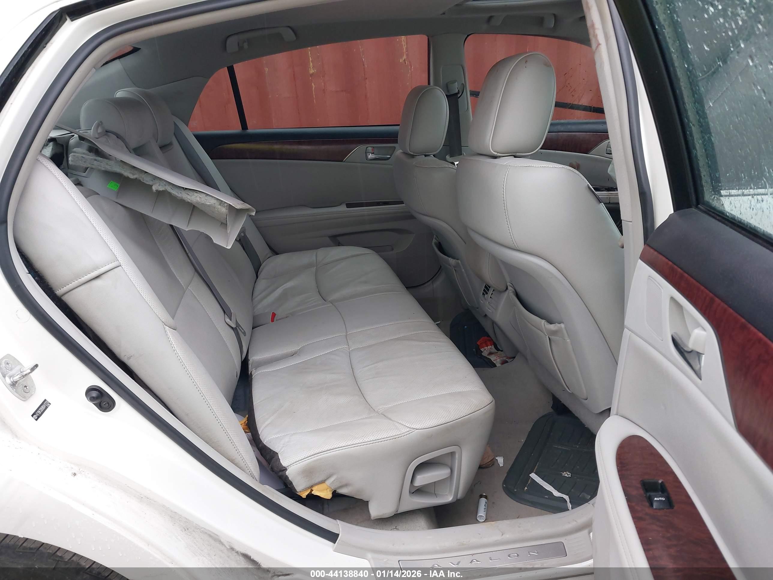 TOYOTA AVALON image 8