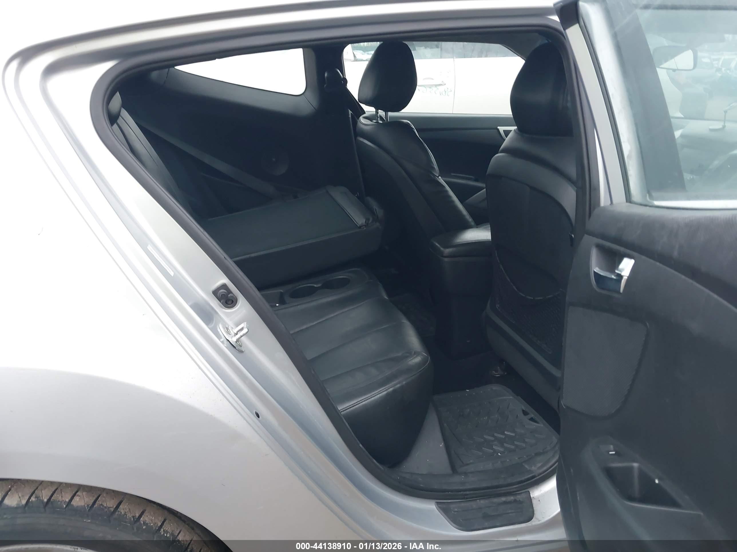HYUNDAI VELOSTER image 8