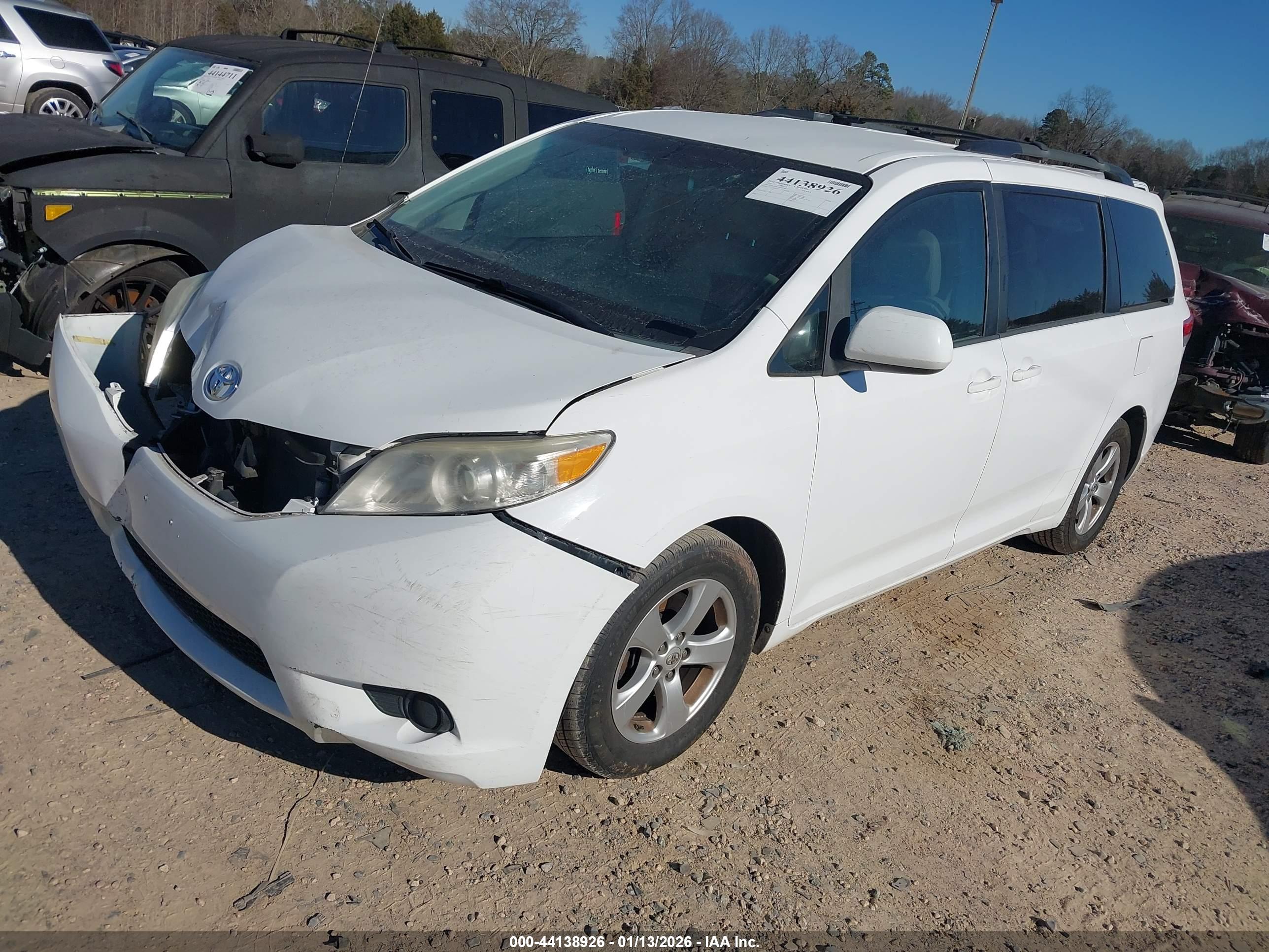 TOYOTA SIENNA image 2