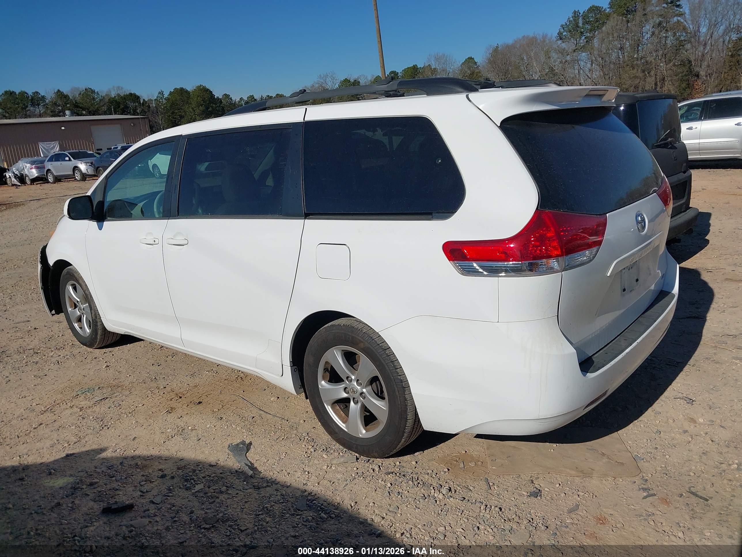 TOYOTA SIENNA image 3