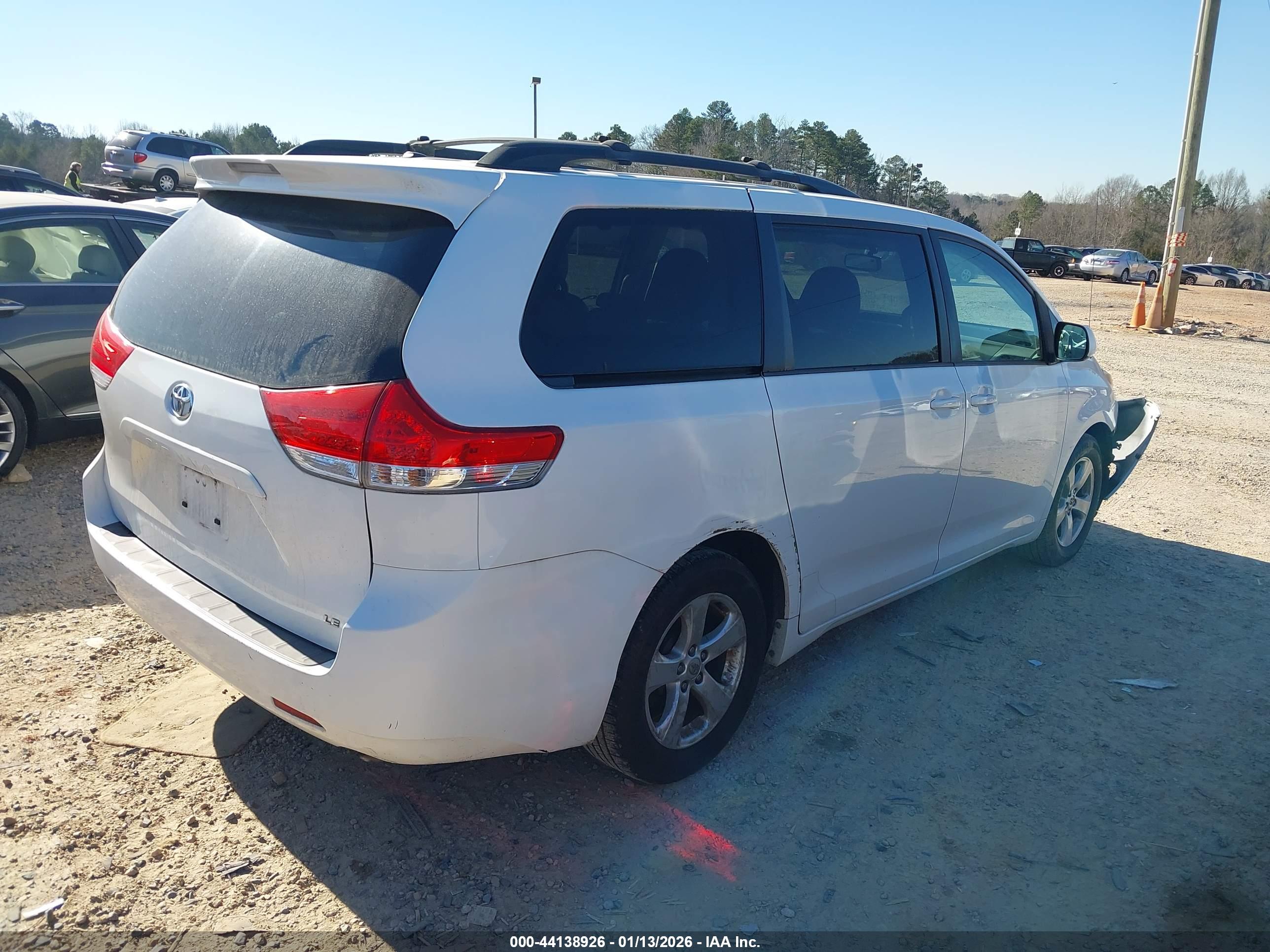 TOYOTA SIENNA image 4