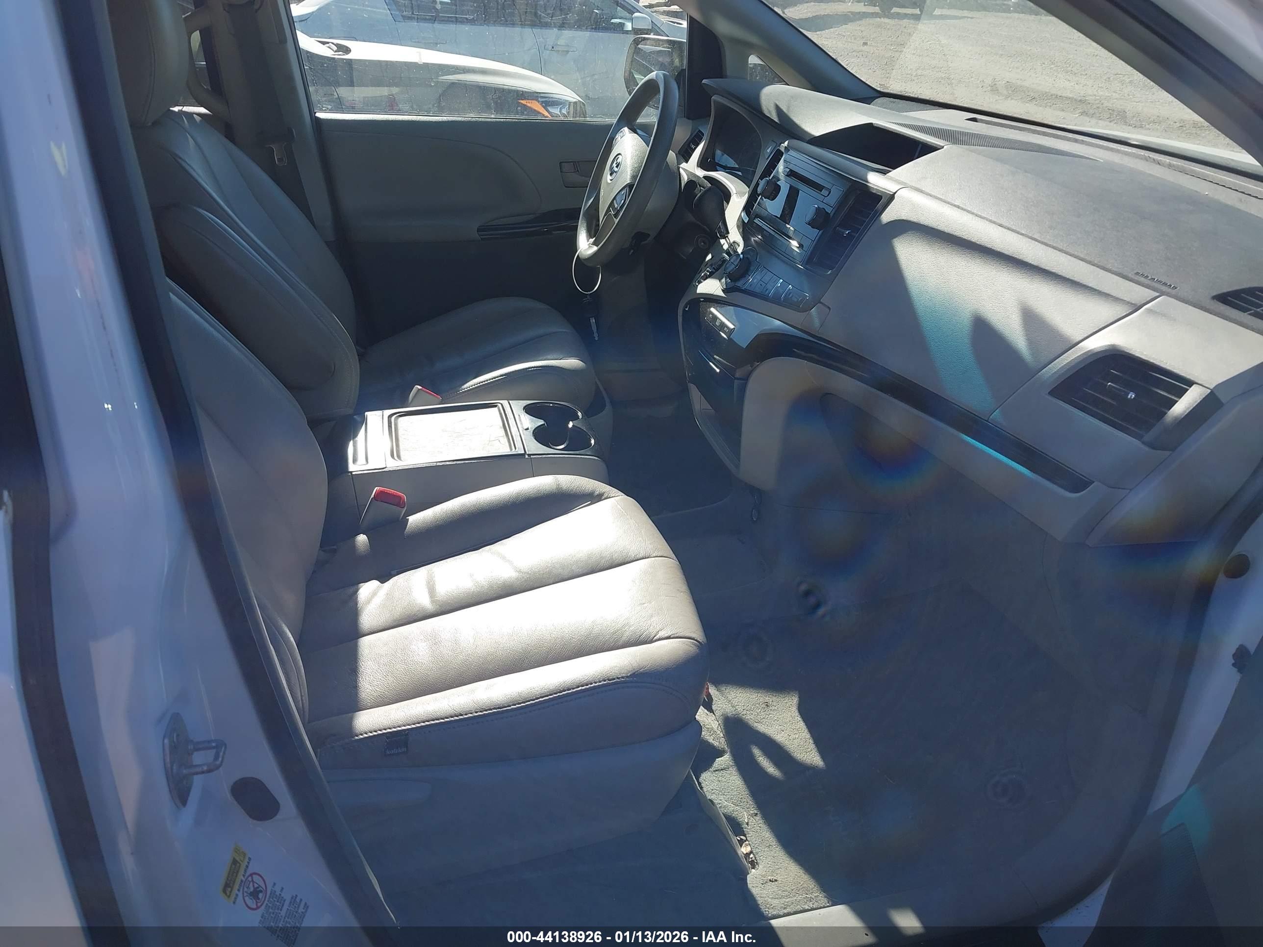 TOYOTA SIENNA image 5