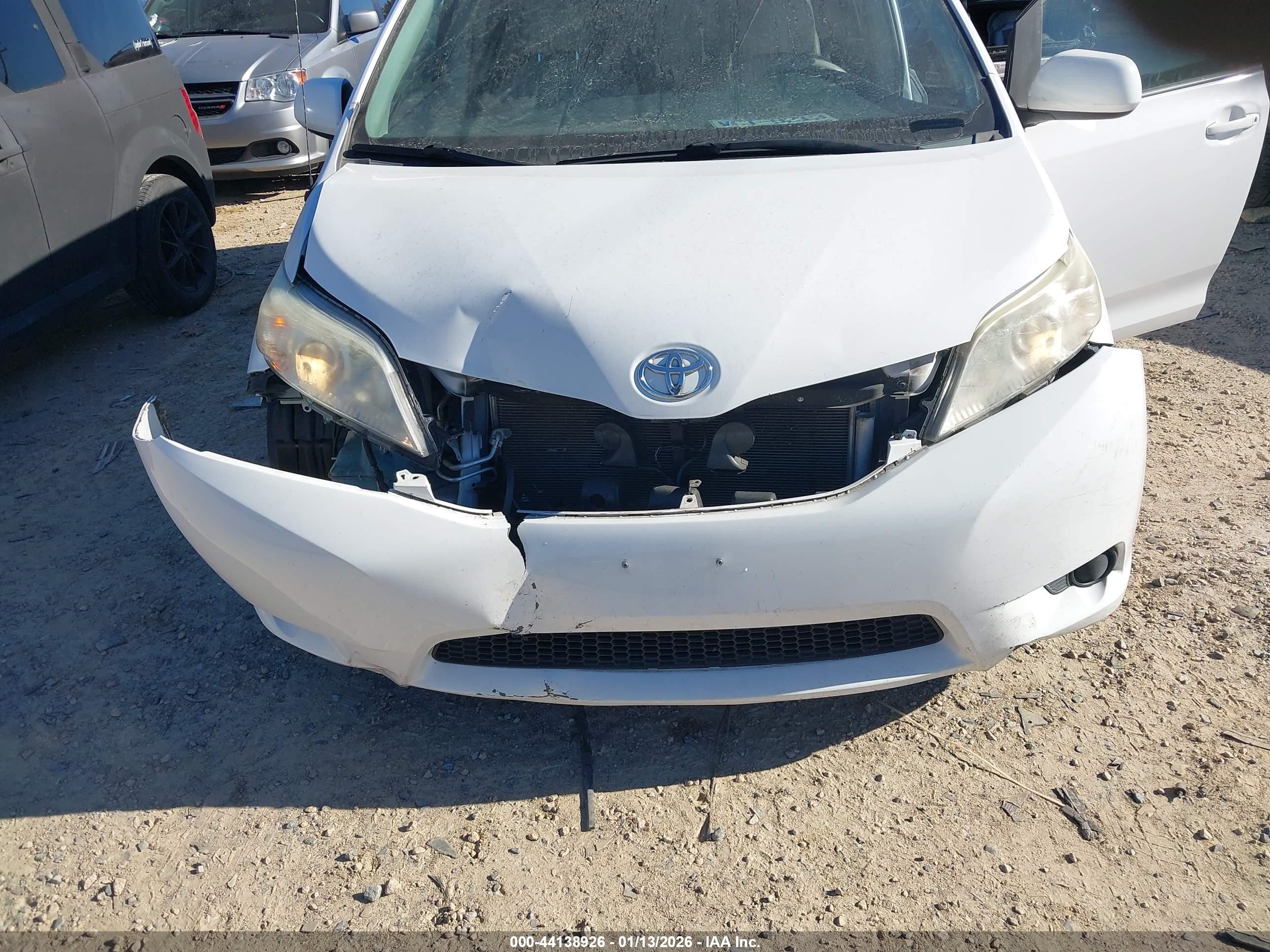 TOYOTA SIENNA image 6