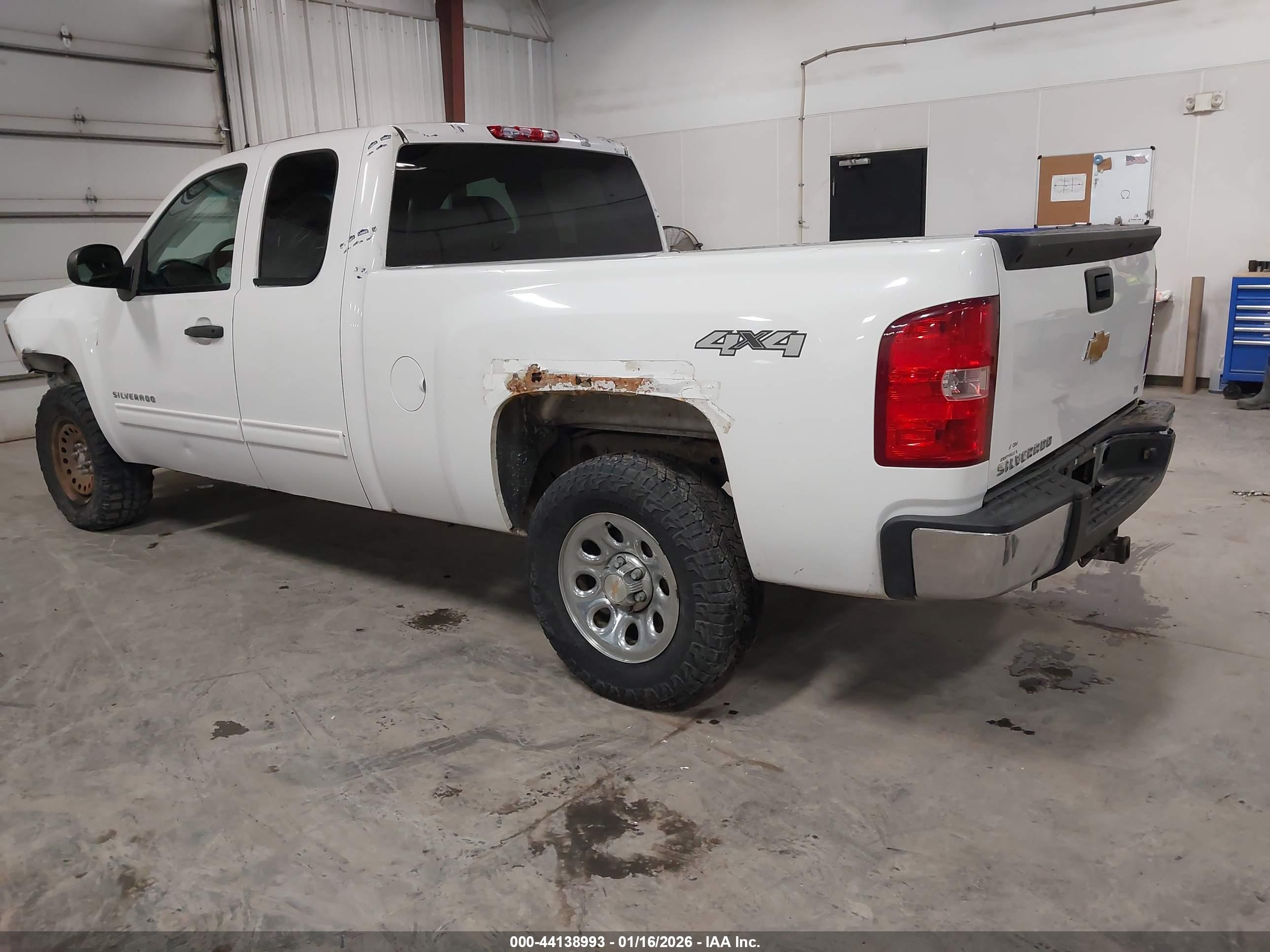CHEVROLET SILVERADO image 3
