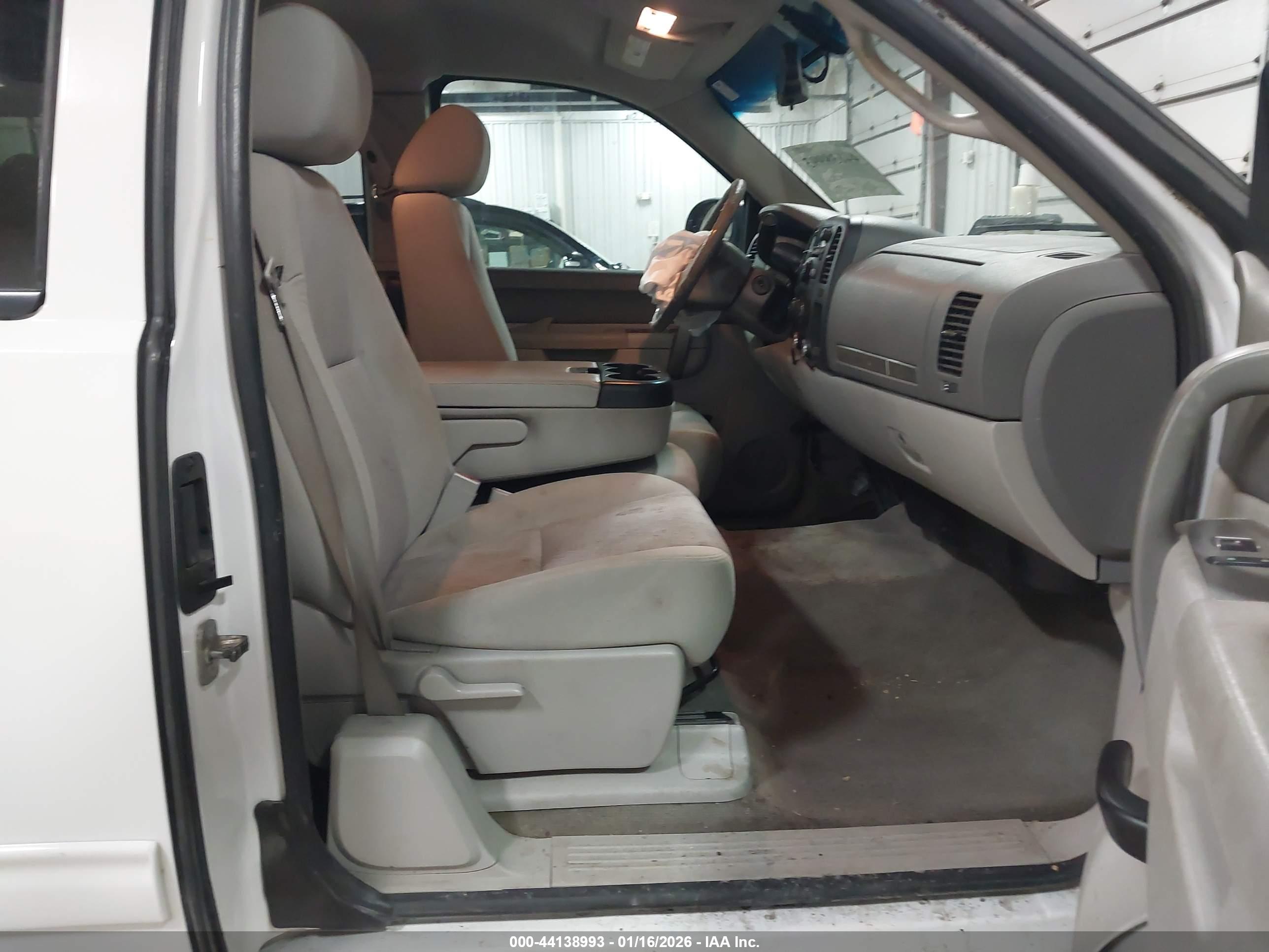 CHEVROLET SILVERADO image 5
