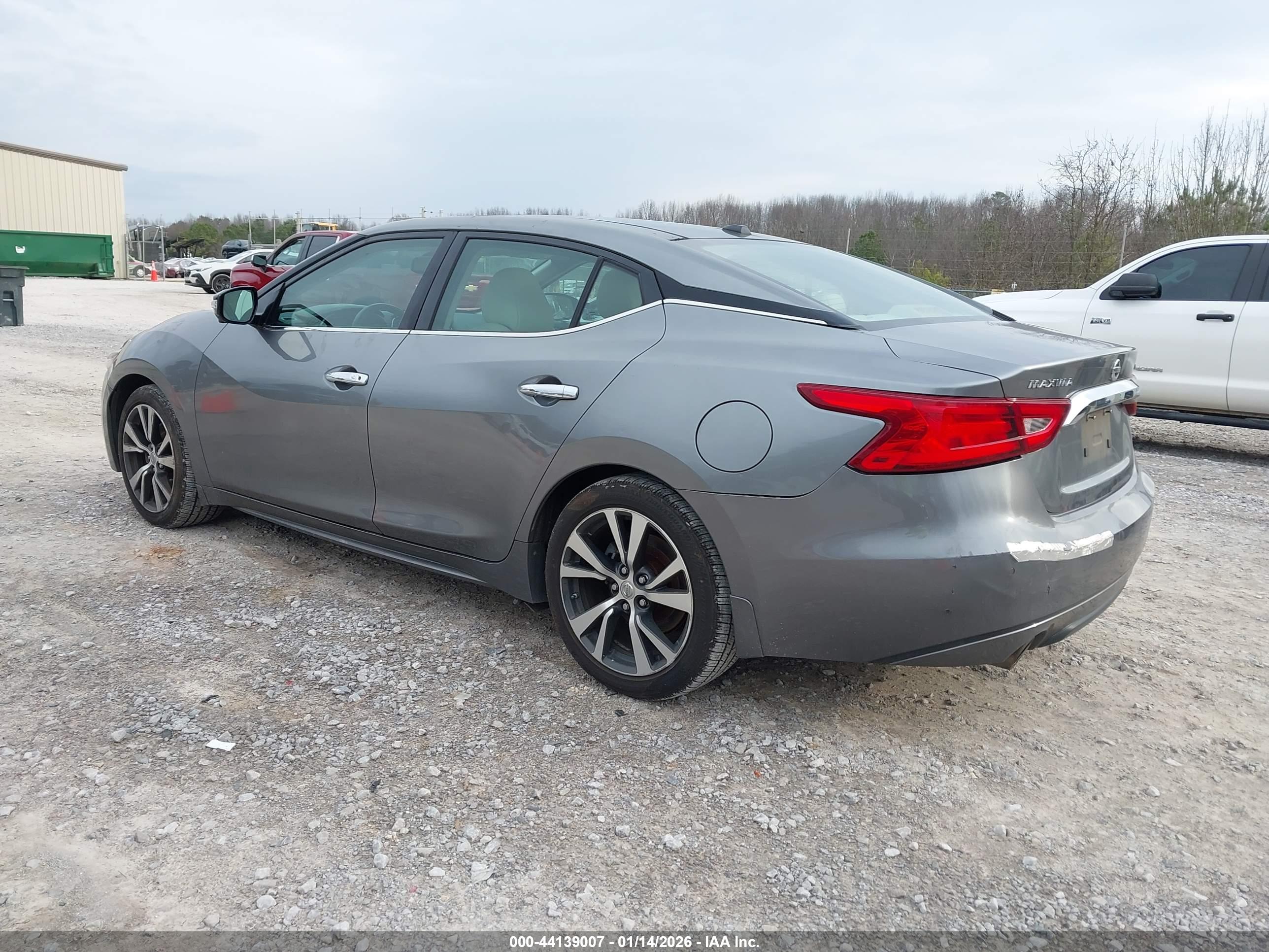 NISSAN MAXIMA image 3