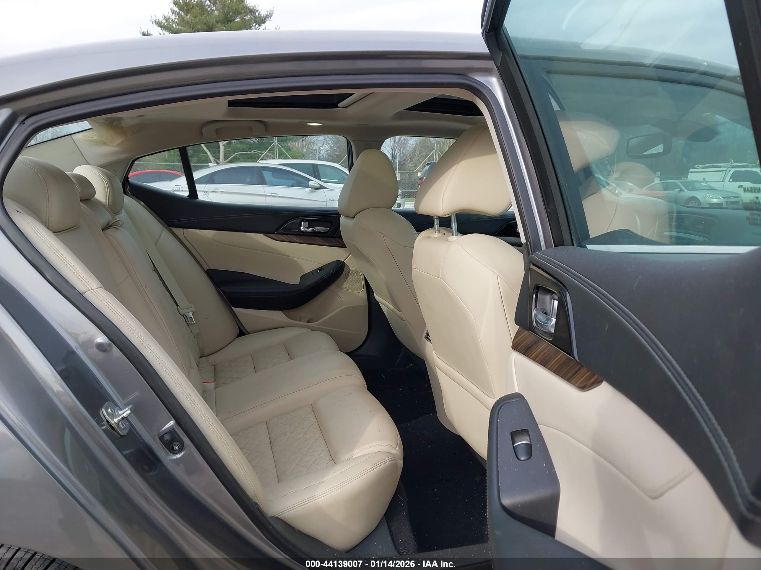 NISSAN MAXIMA image 8