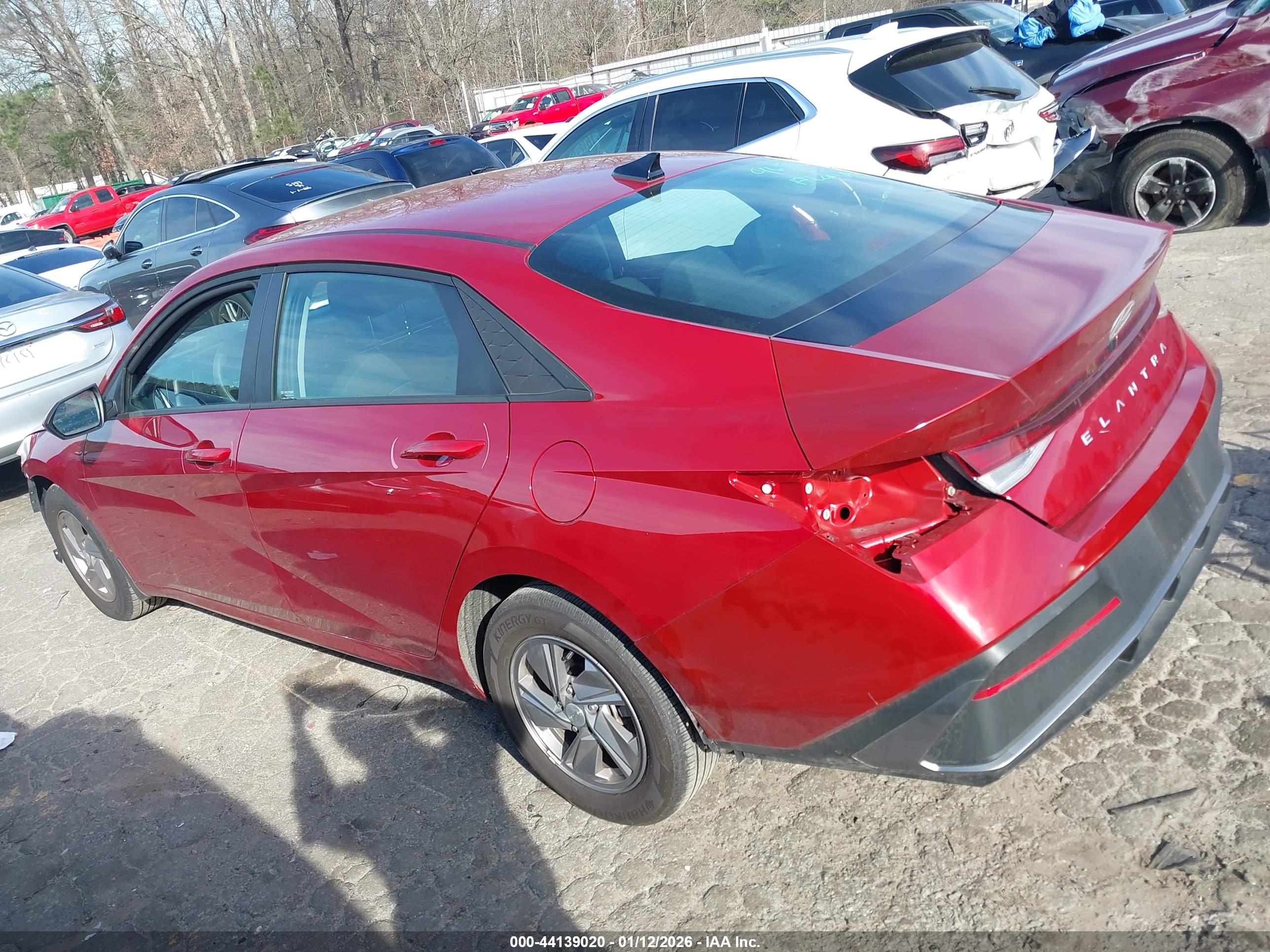 HYUNDAI ELANTRA image 3
