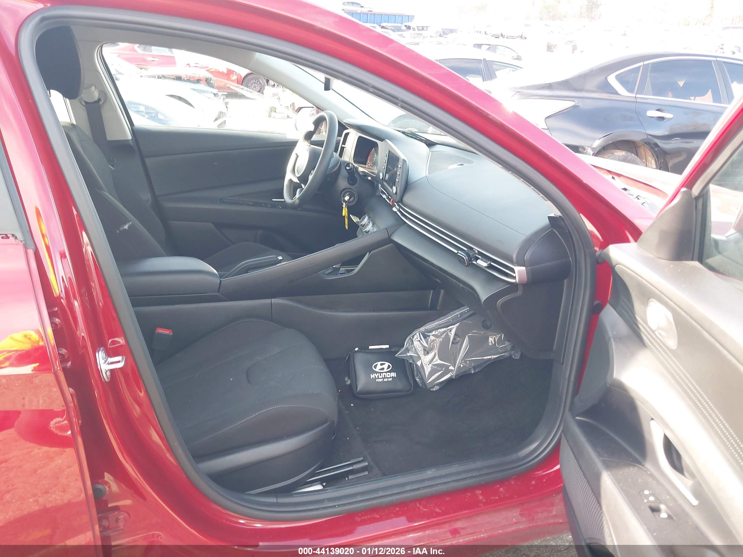 HYUNDAI ELANTRA image 5