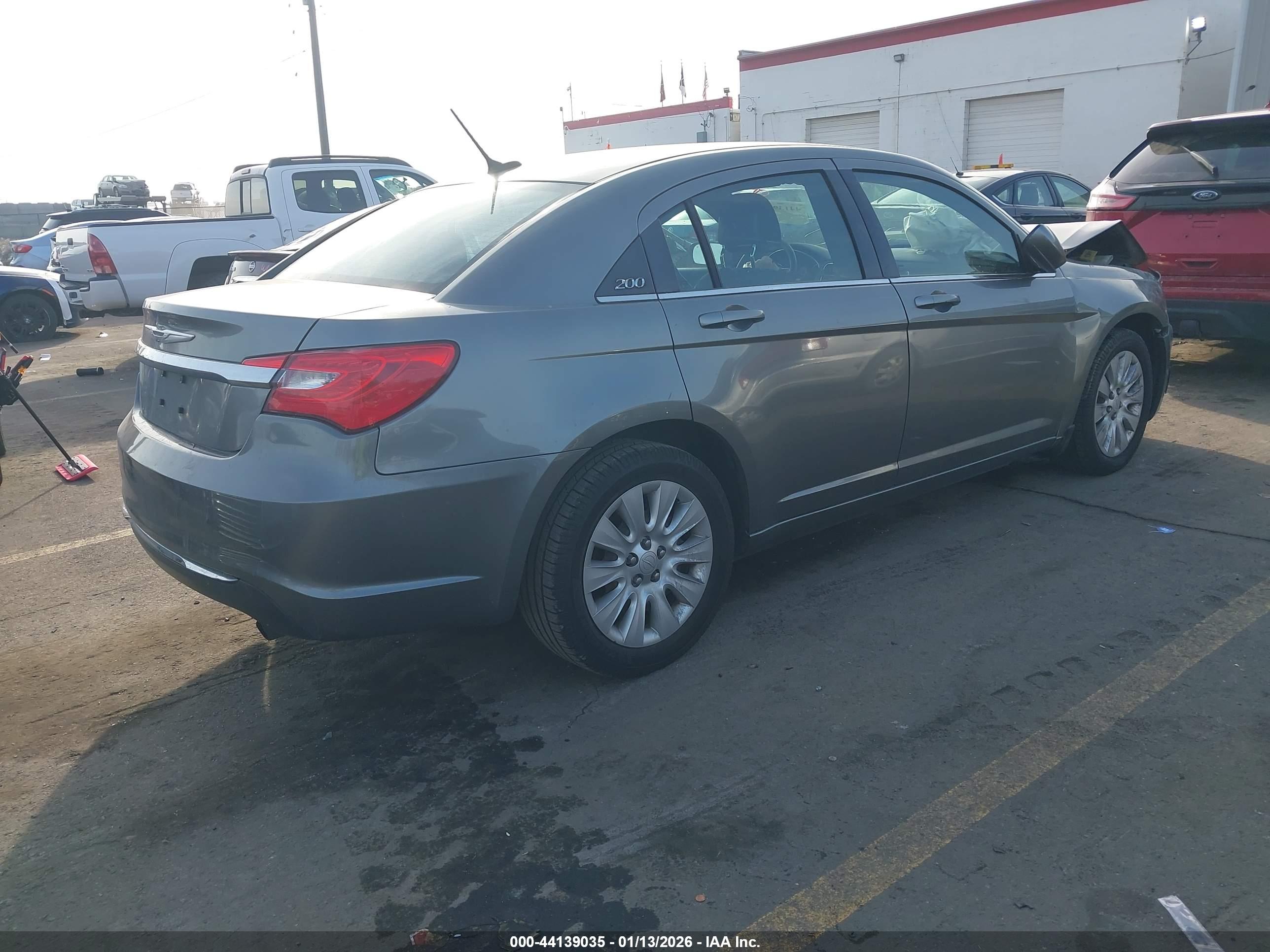 CHRYSLER 200 image 4
