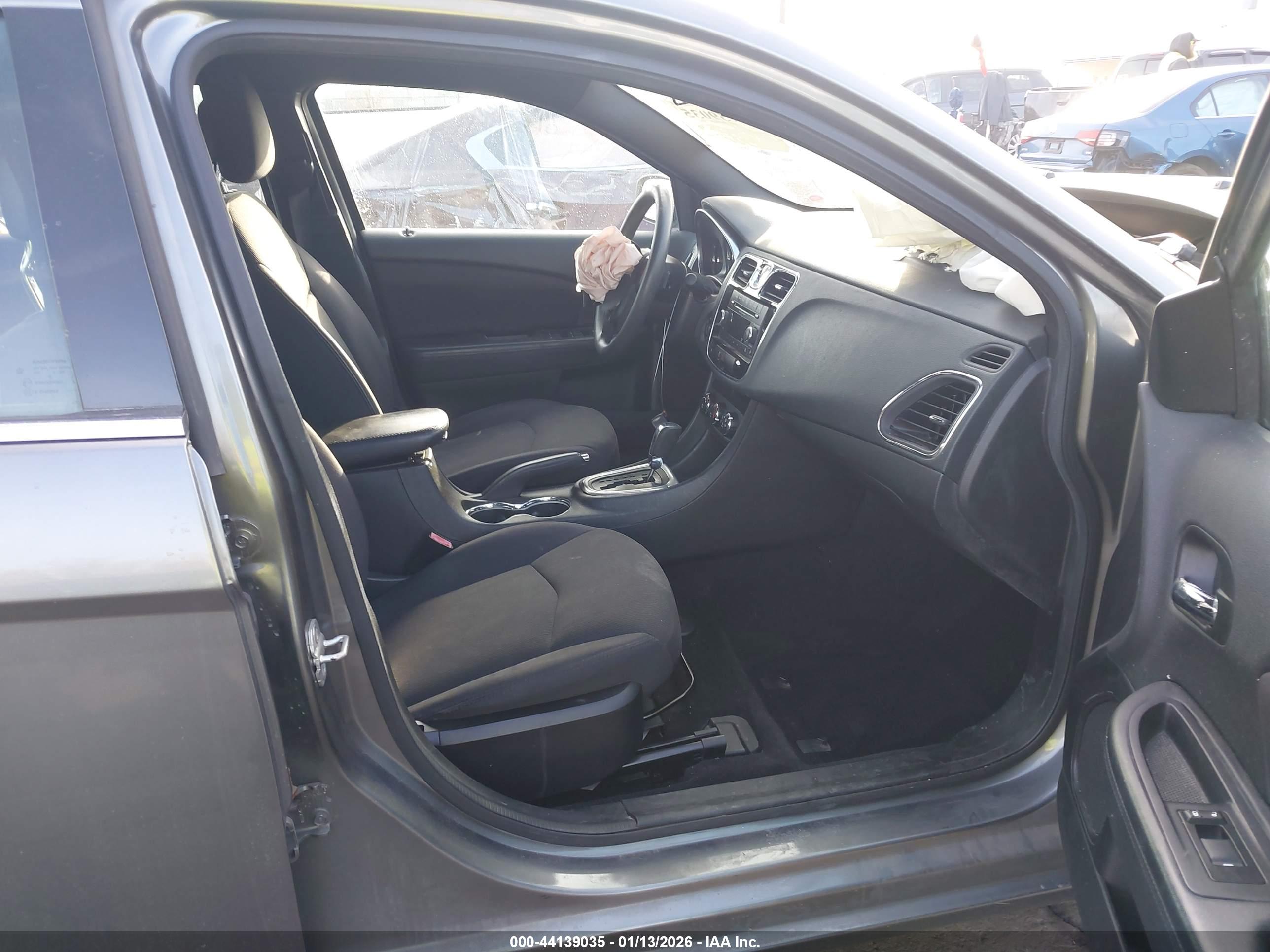 CHRYSLER 200 image 5