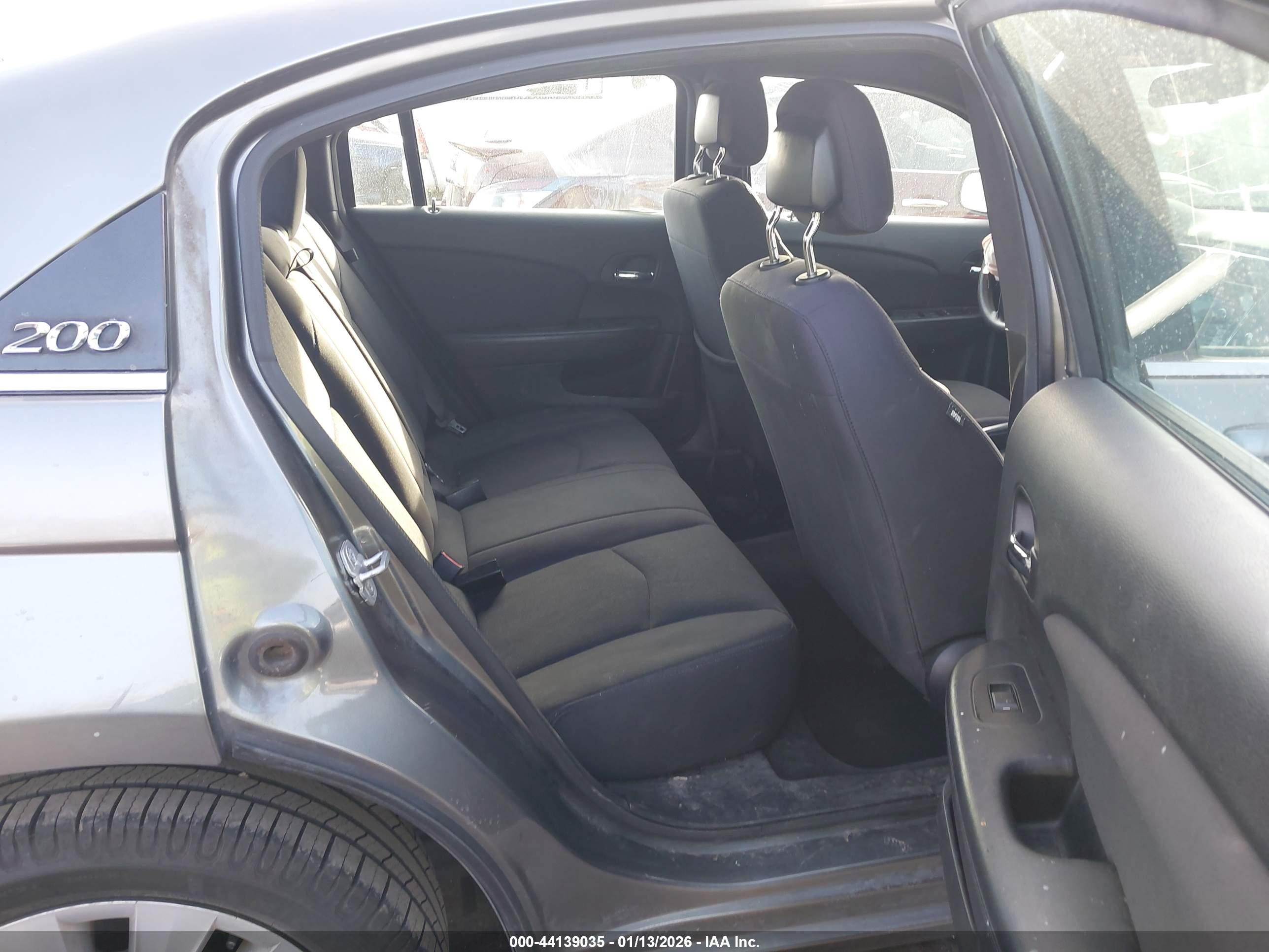 CHRYSLER 200 image 8