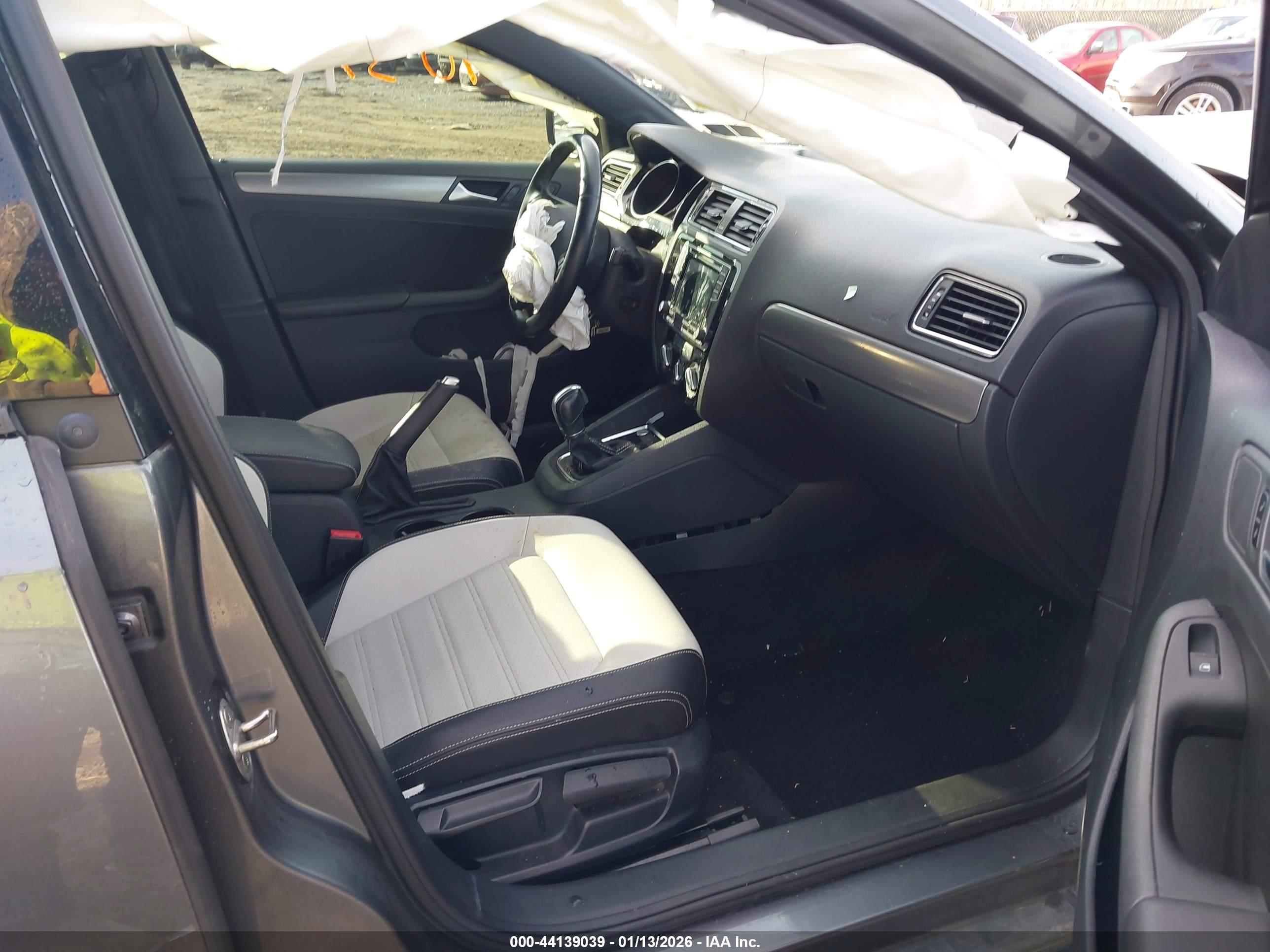VOLKSWAGEN JETTA image 5