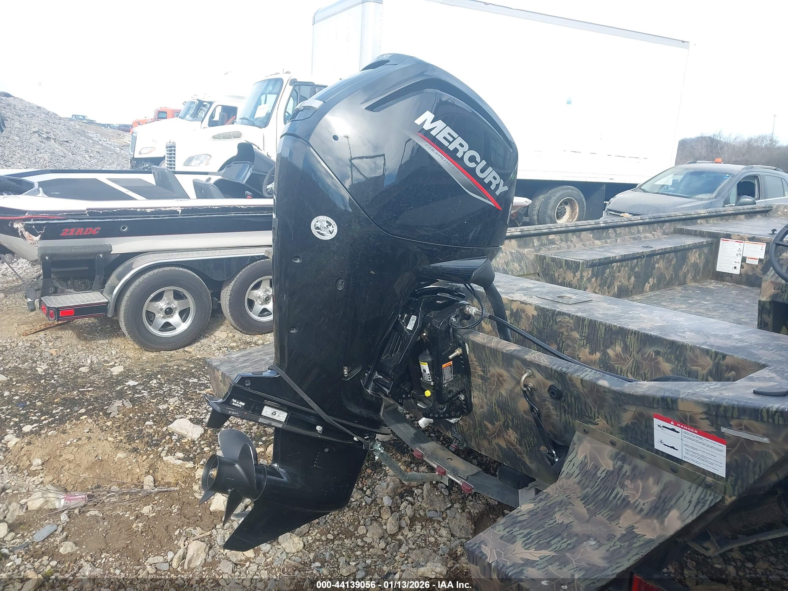 LOWE BASSBOAT image 10