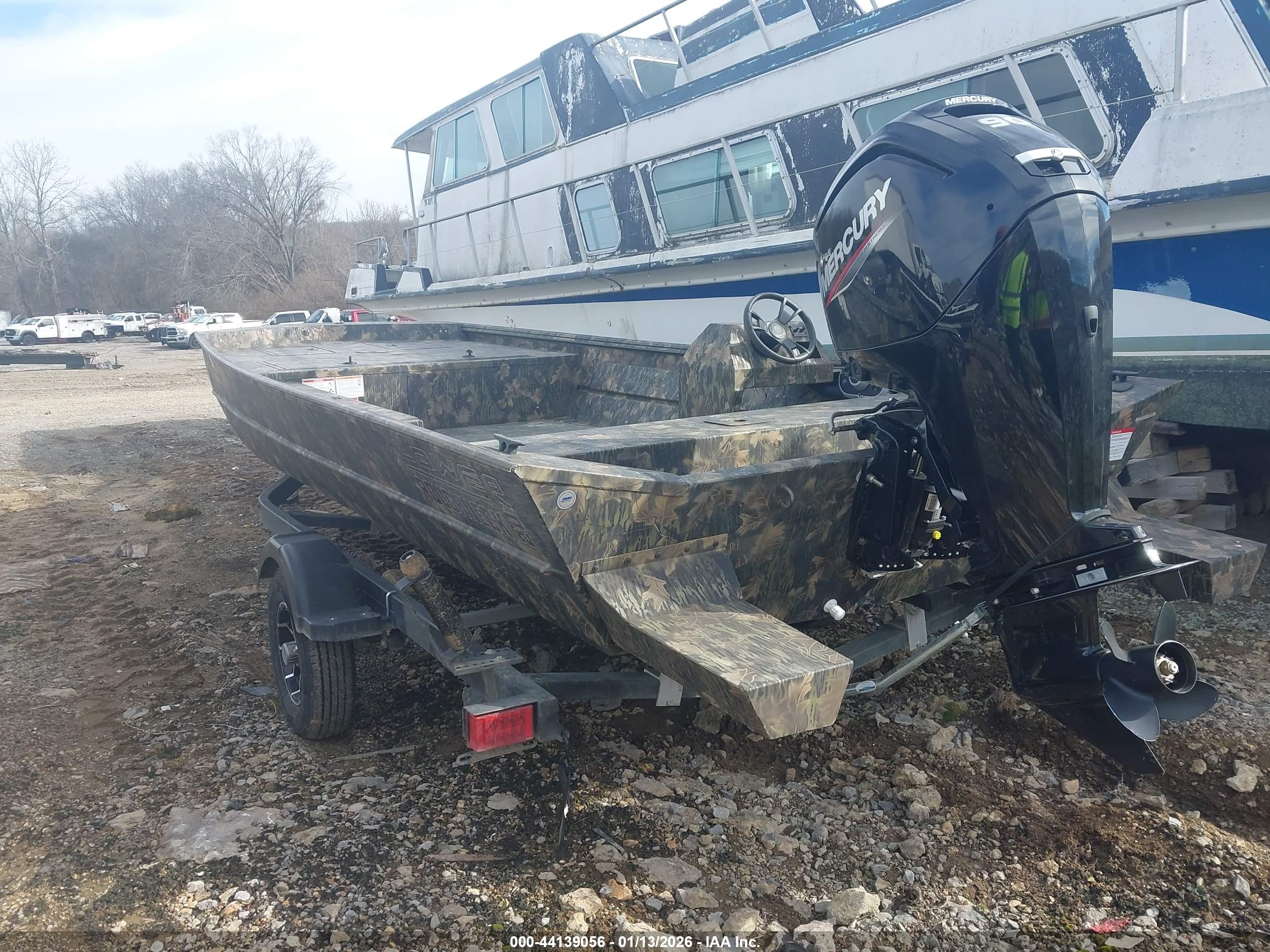 LOWE BASSBOAT image 3