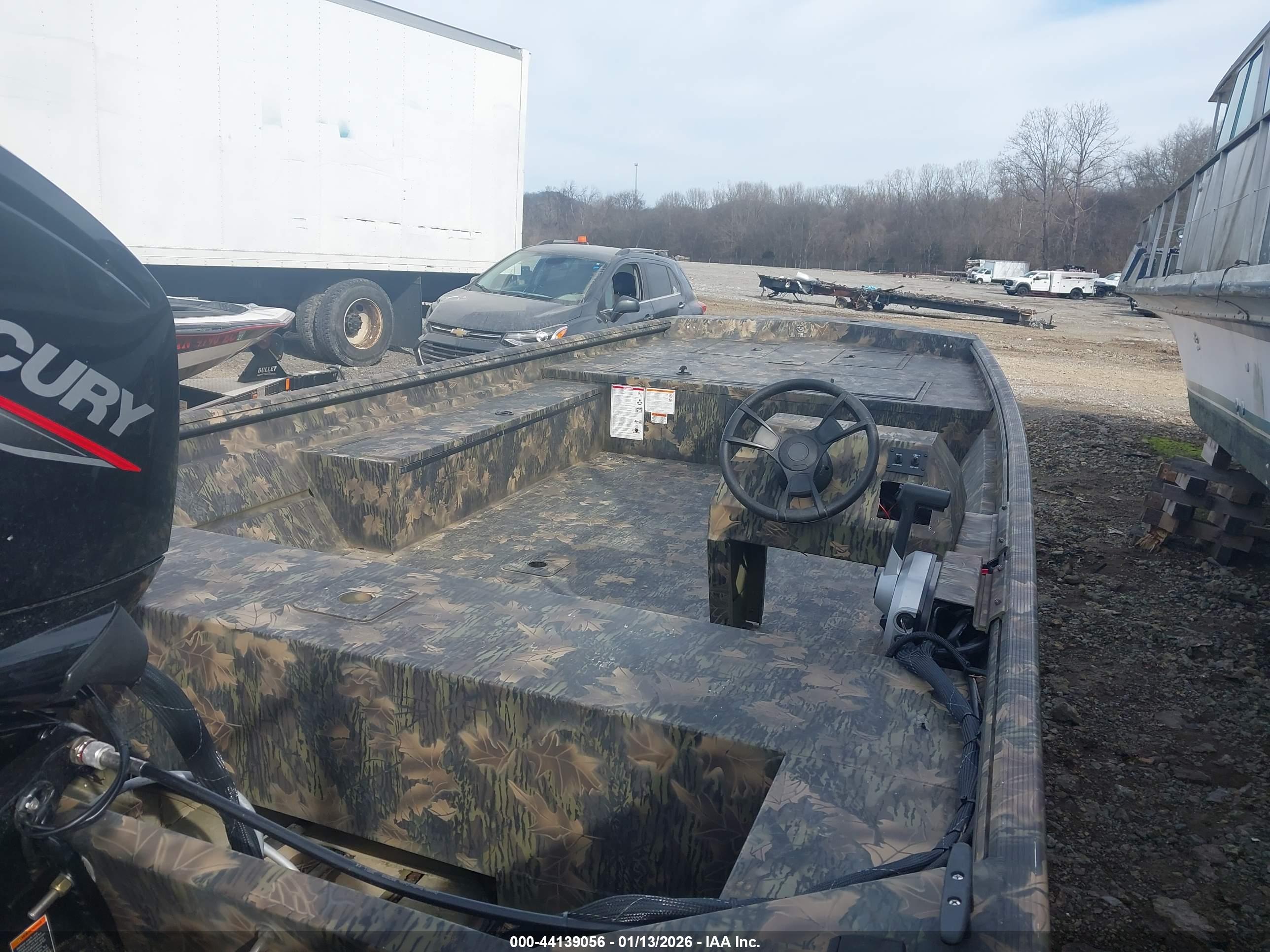 LOWE BASSBOAT image 5