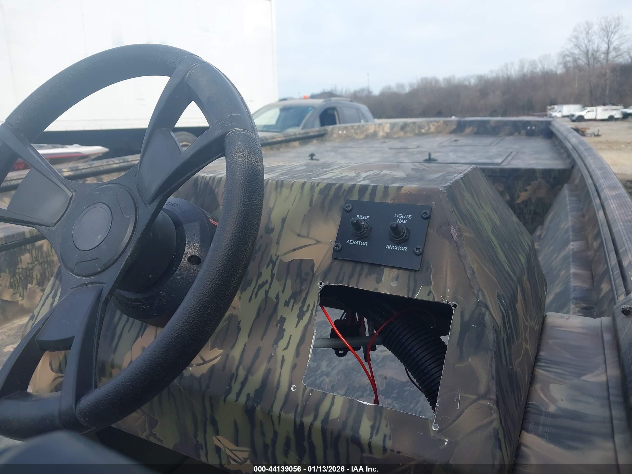 LOWE BASSBOAT image 7