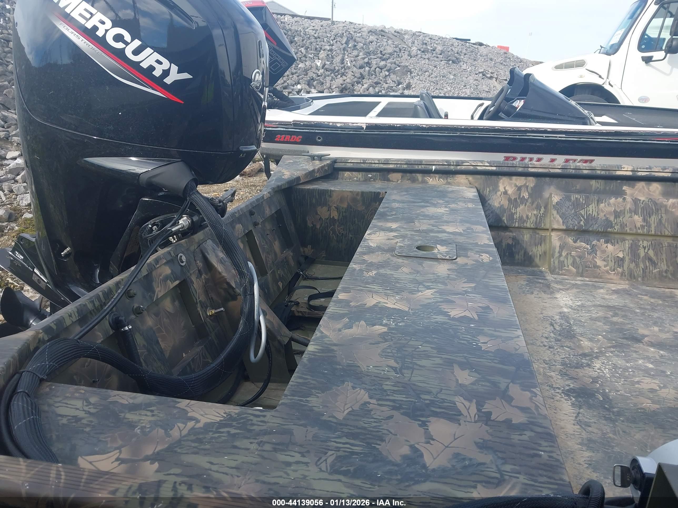 LOWE BASSBOAT image 8