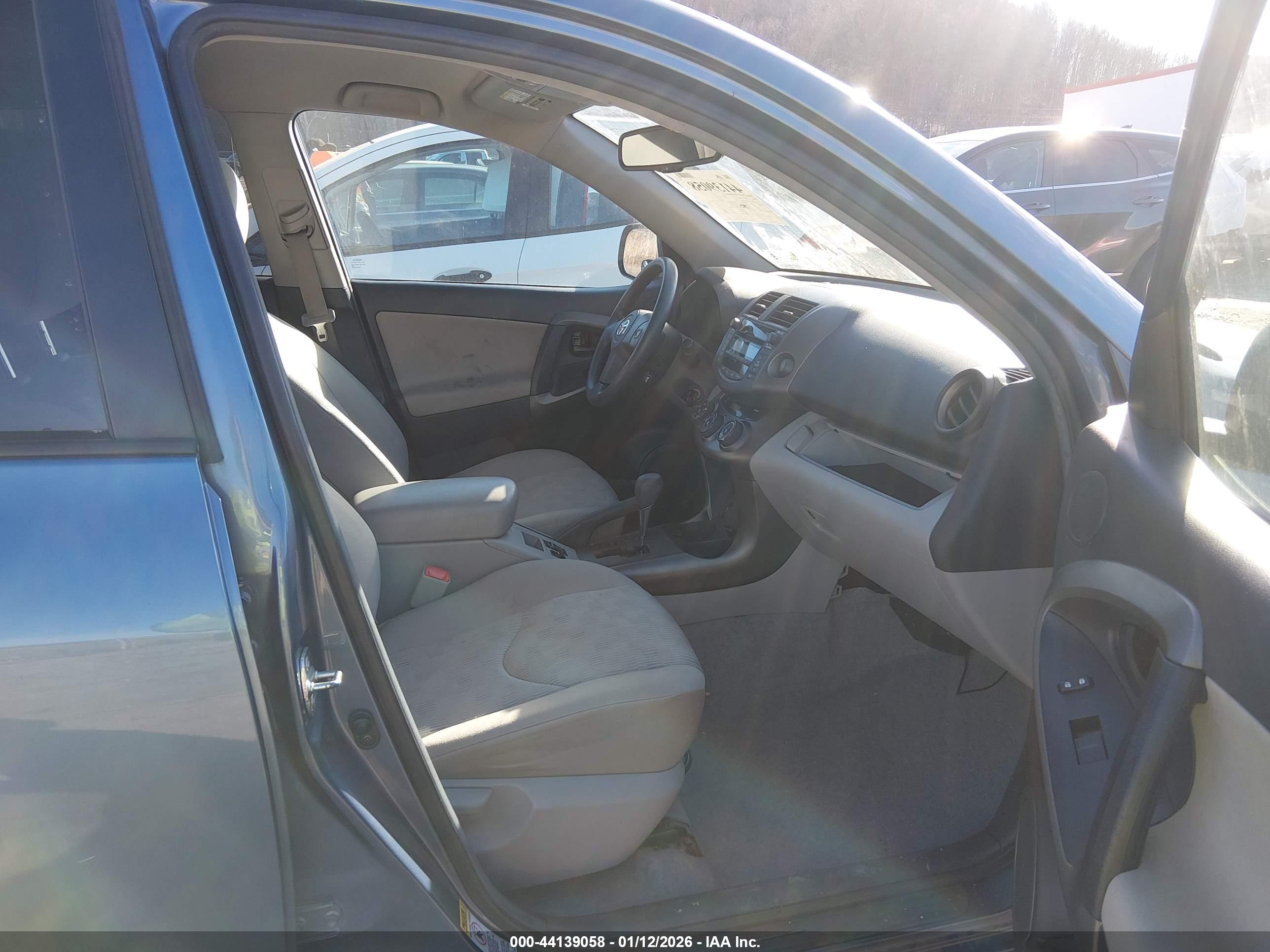 TOYOTA RAV4 image 5