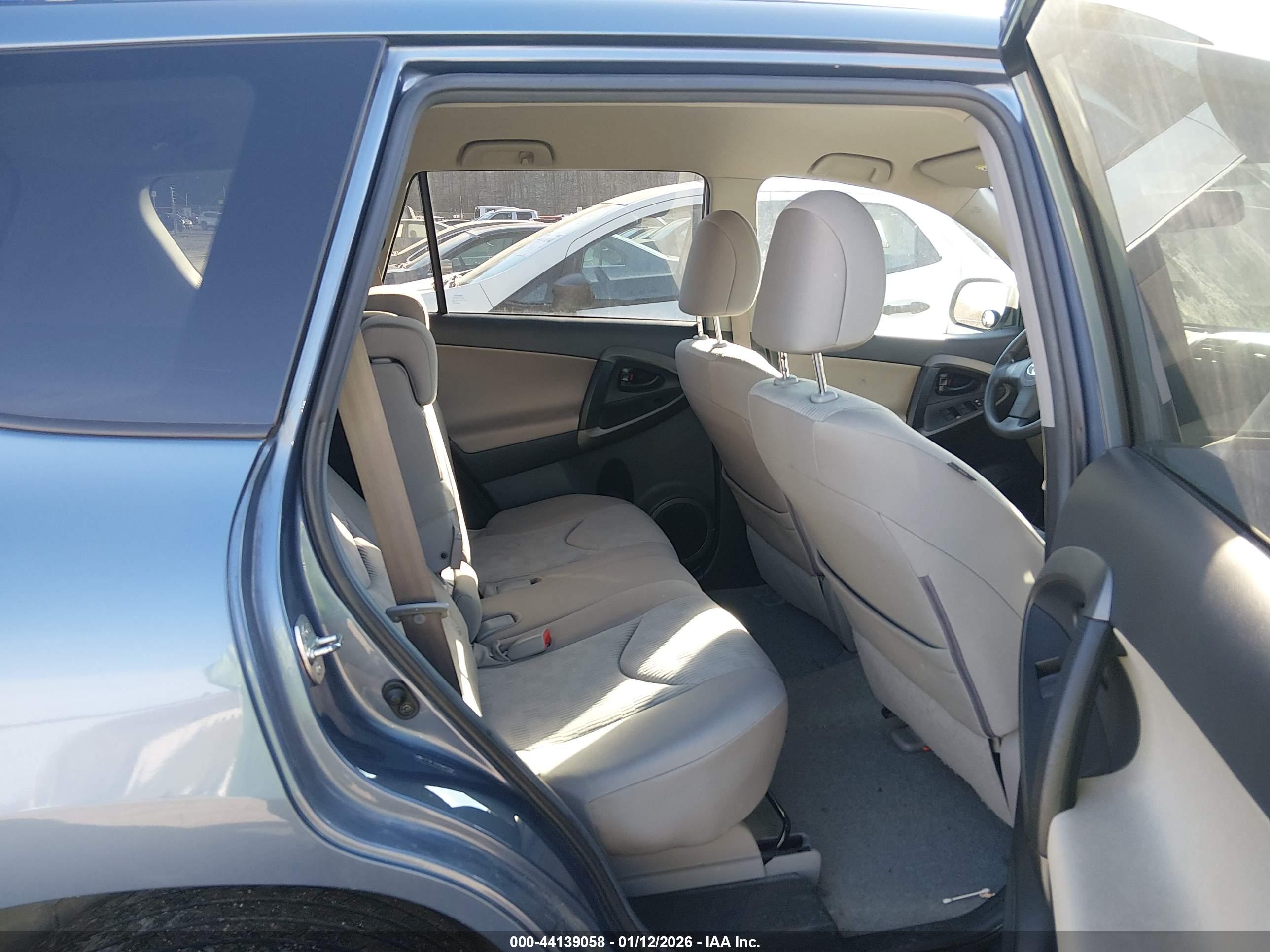 TOYOTA RAV4 image 8