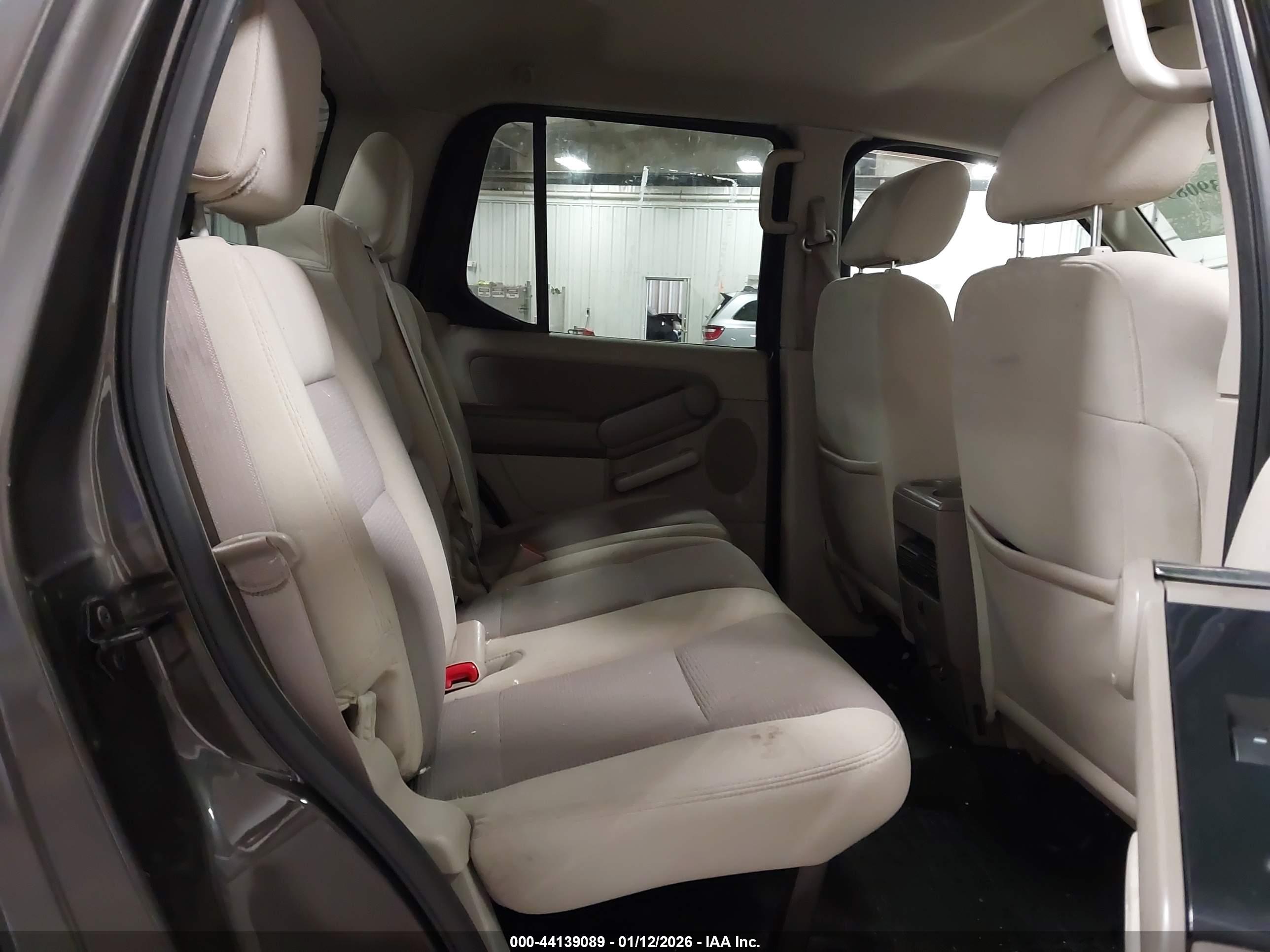 FORD EXPLORER image 8