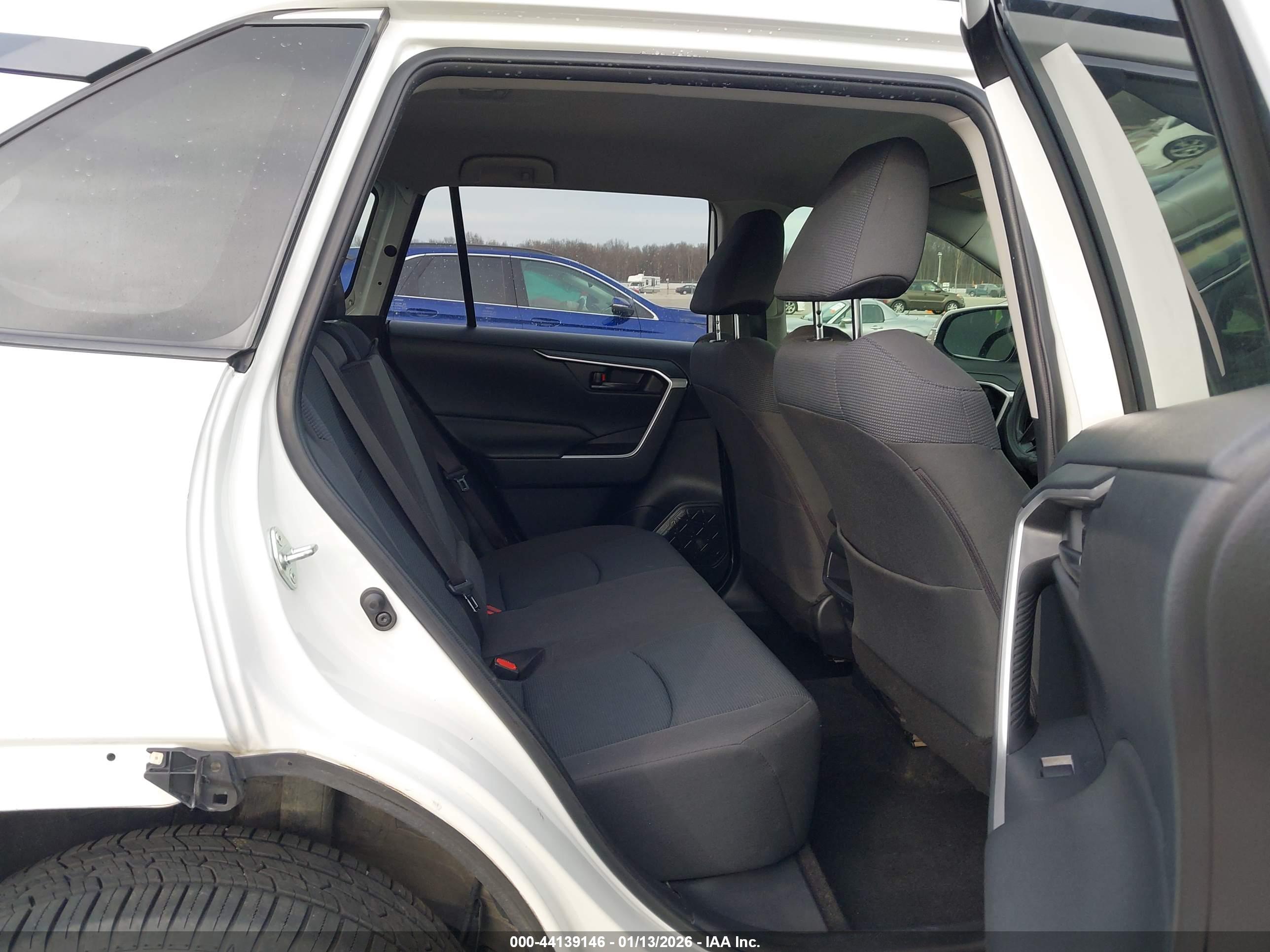 TOYOTA RAV4 image 8