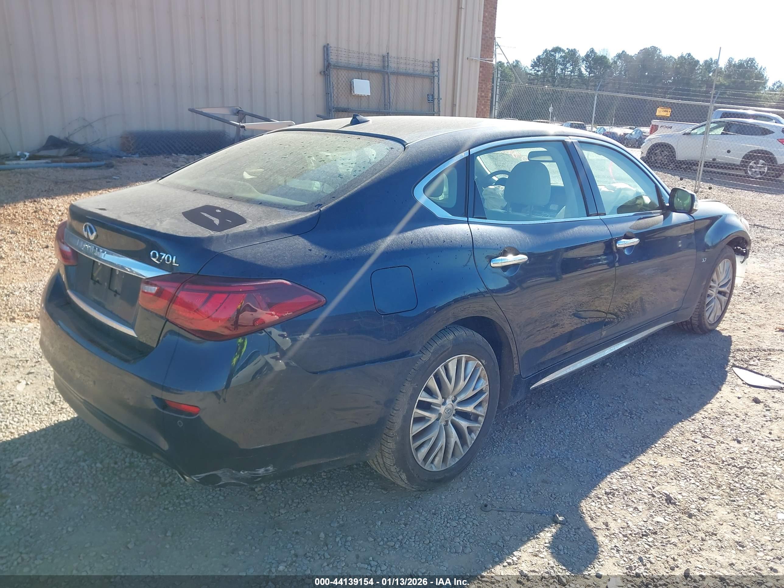 INFINITI Q70L image 4