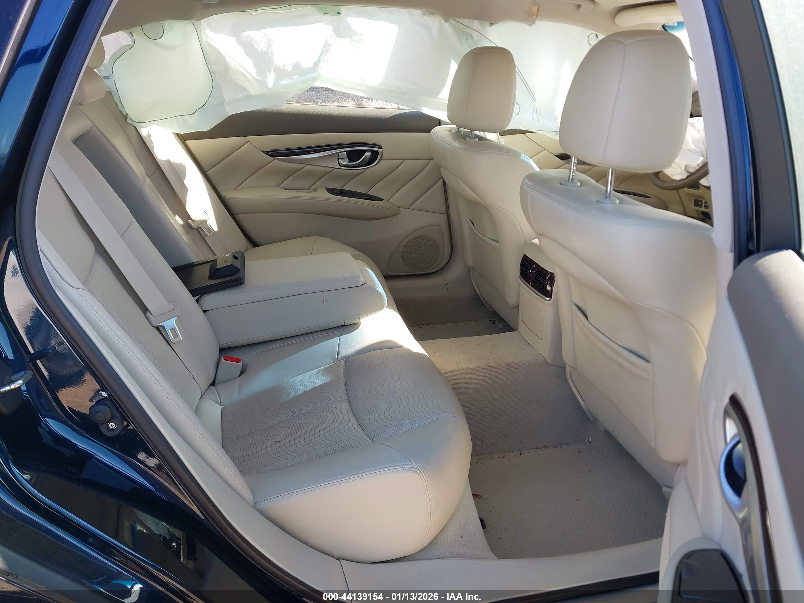 INFINITI Q70L image 8