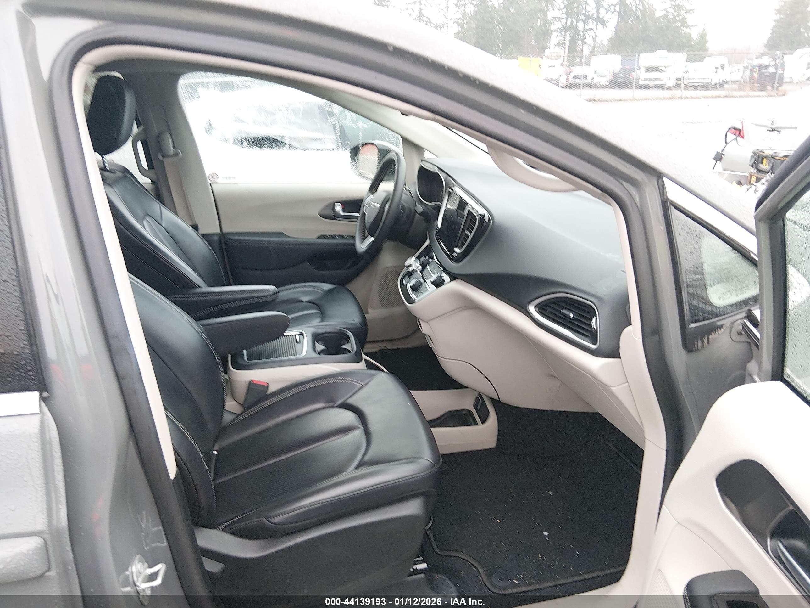 CHRYSLER PACIFICA image 5
