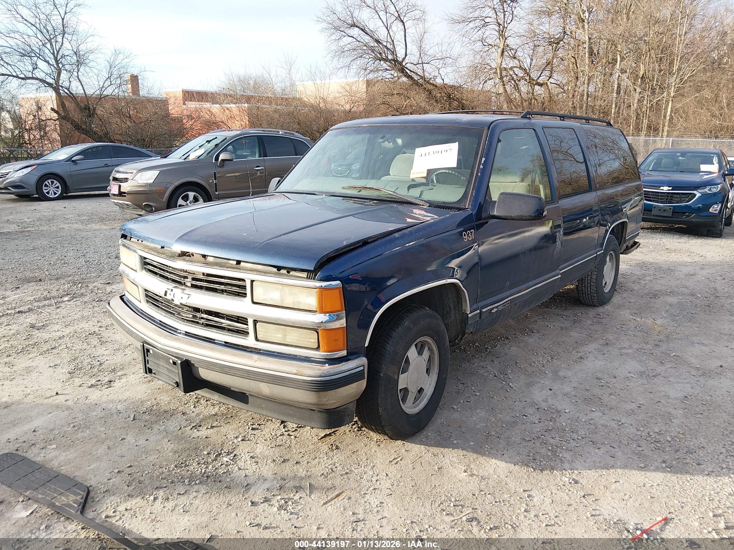 CHEVROLET SUBURBAN image 2
