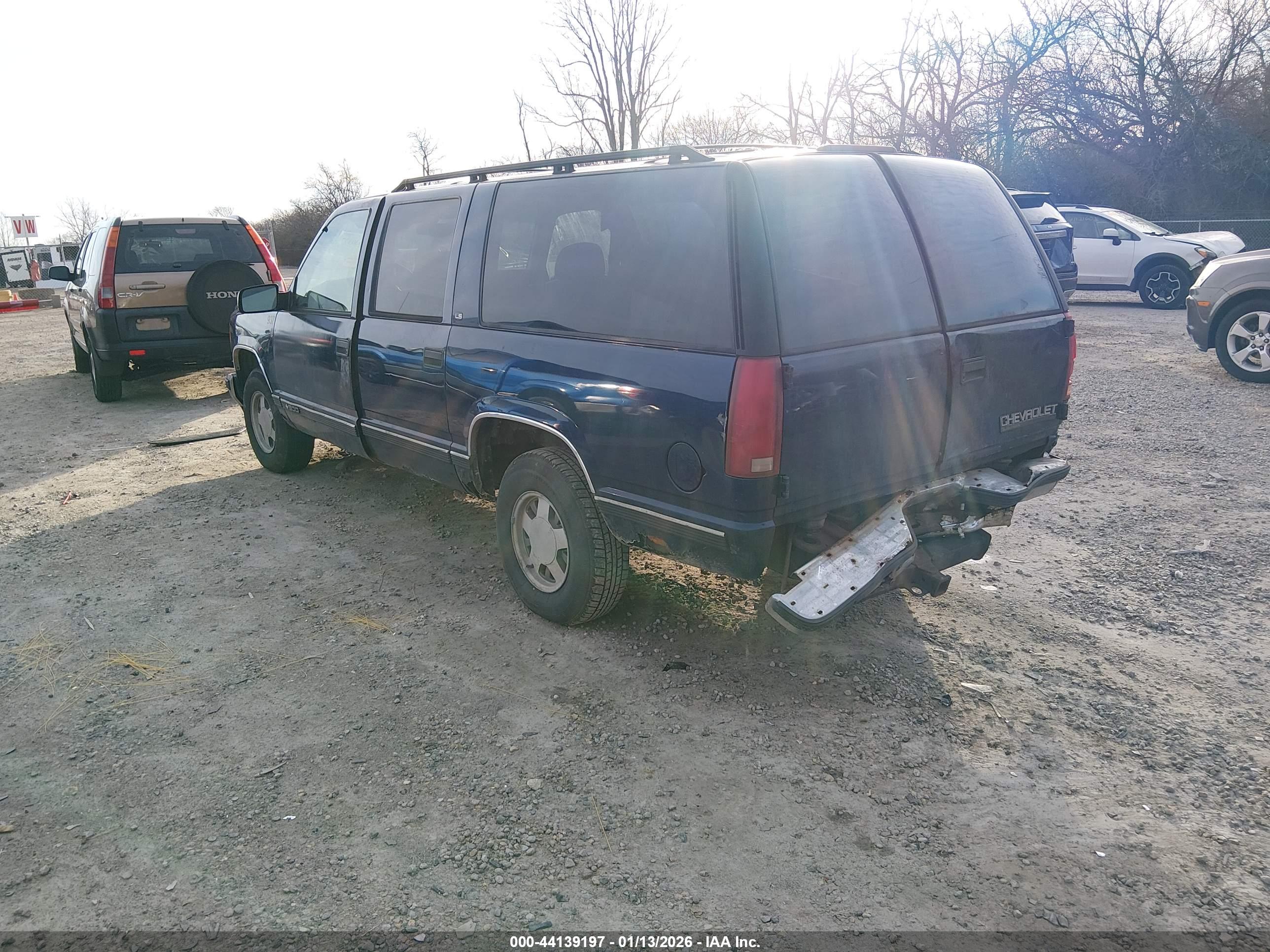 CHEVROLET SUBURBAN image 3