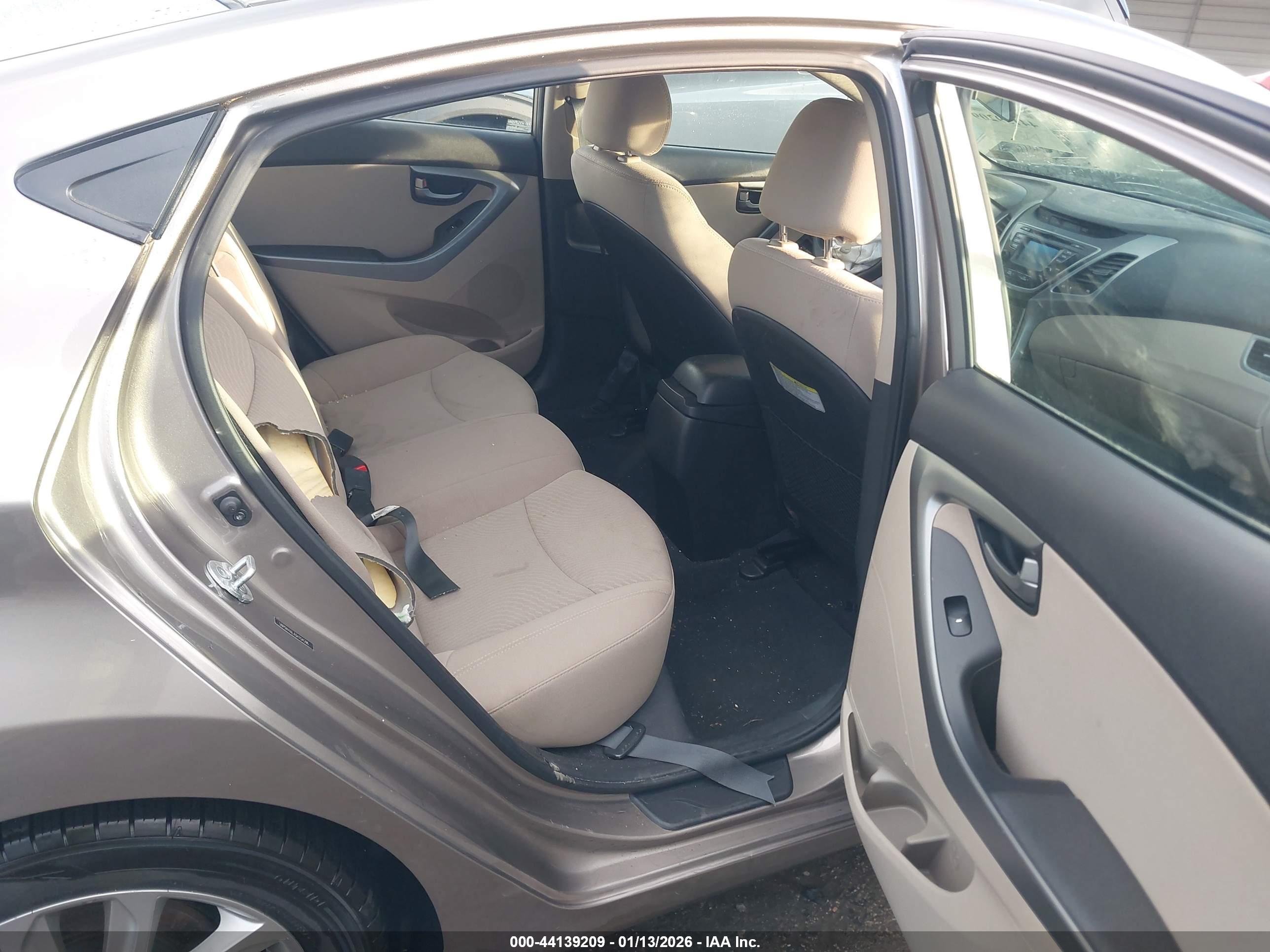 HYUNDAI ELANTRA image 8
