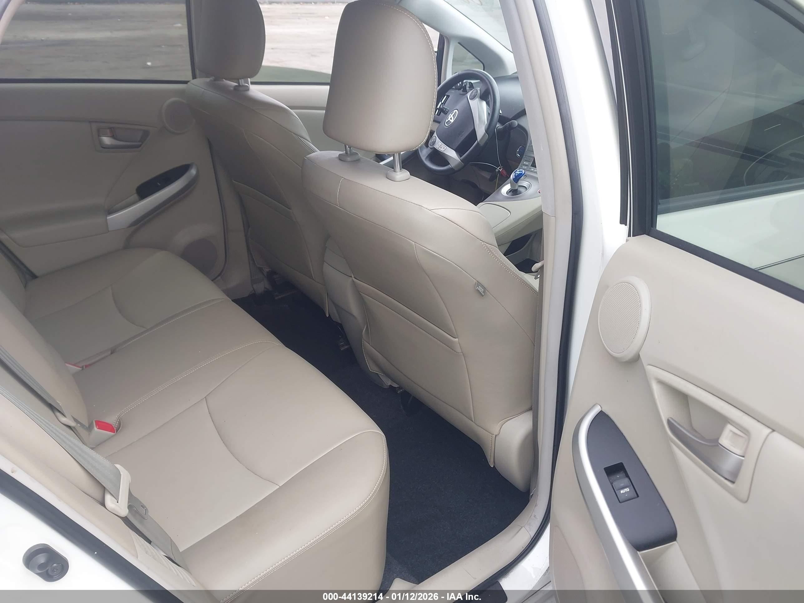 TOYOTA PRIUS image 8