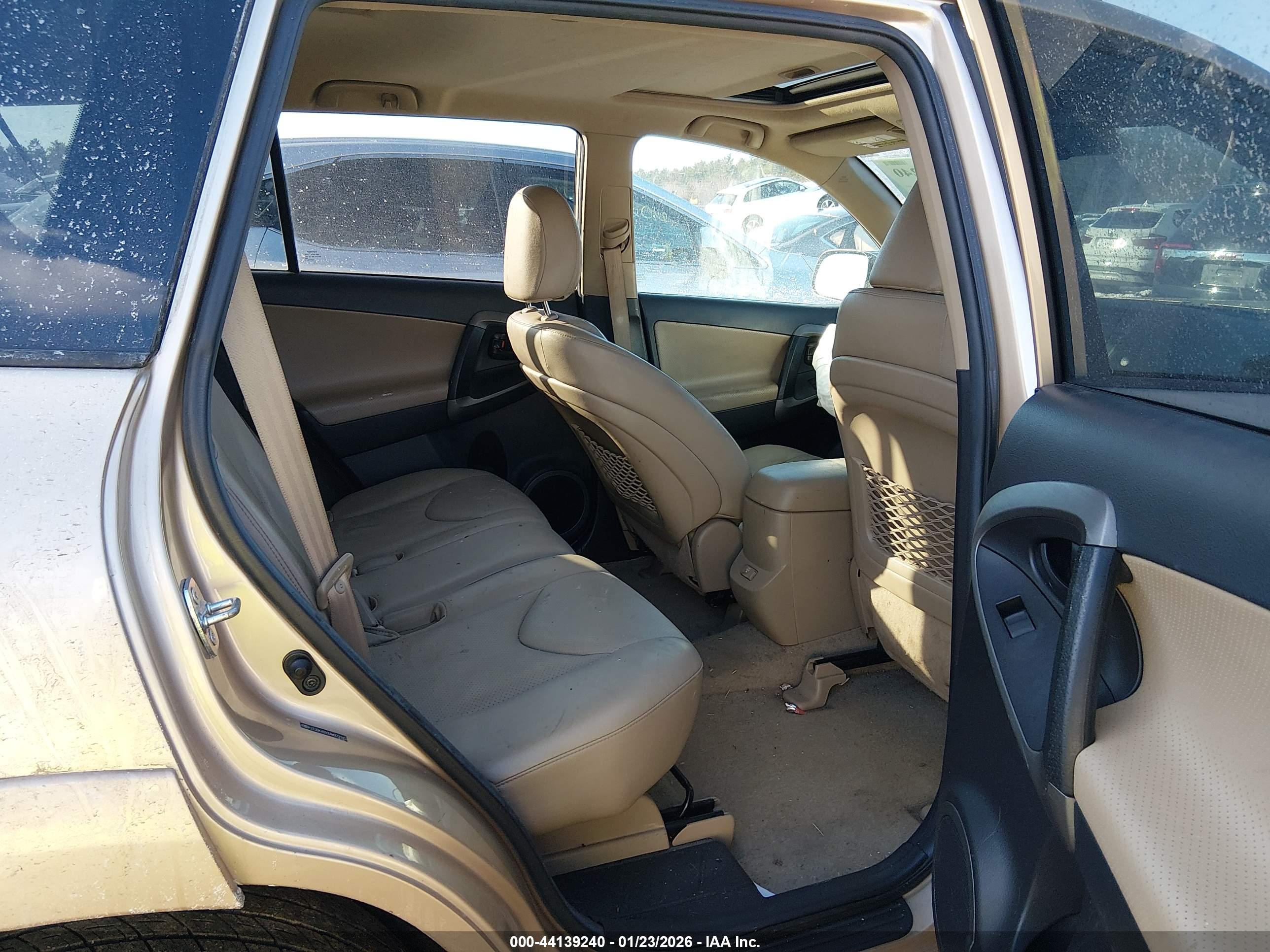 TOYOTA RAV4 image 8