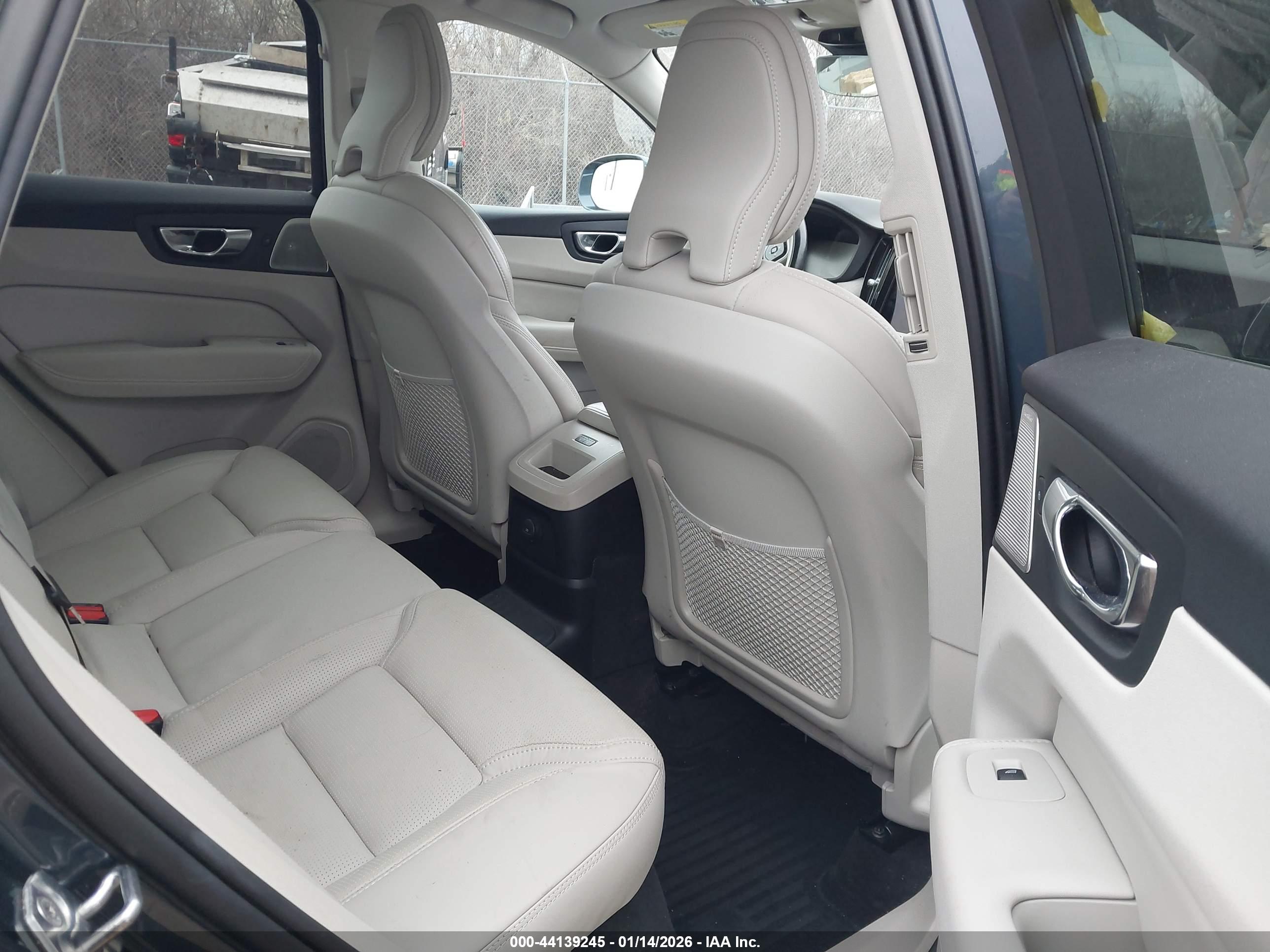VOLVO XC60 image 8