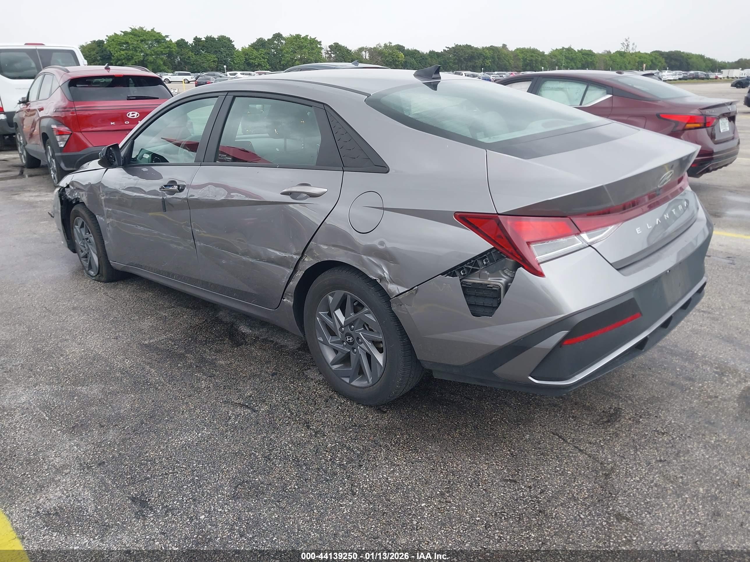 HYUNDAI ELANTRA image 3