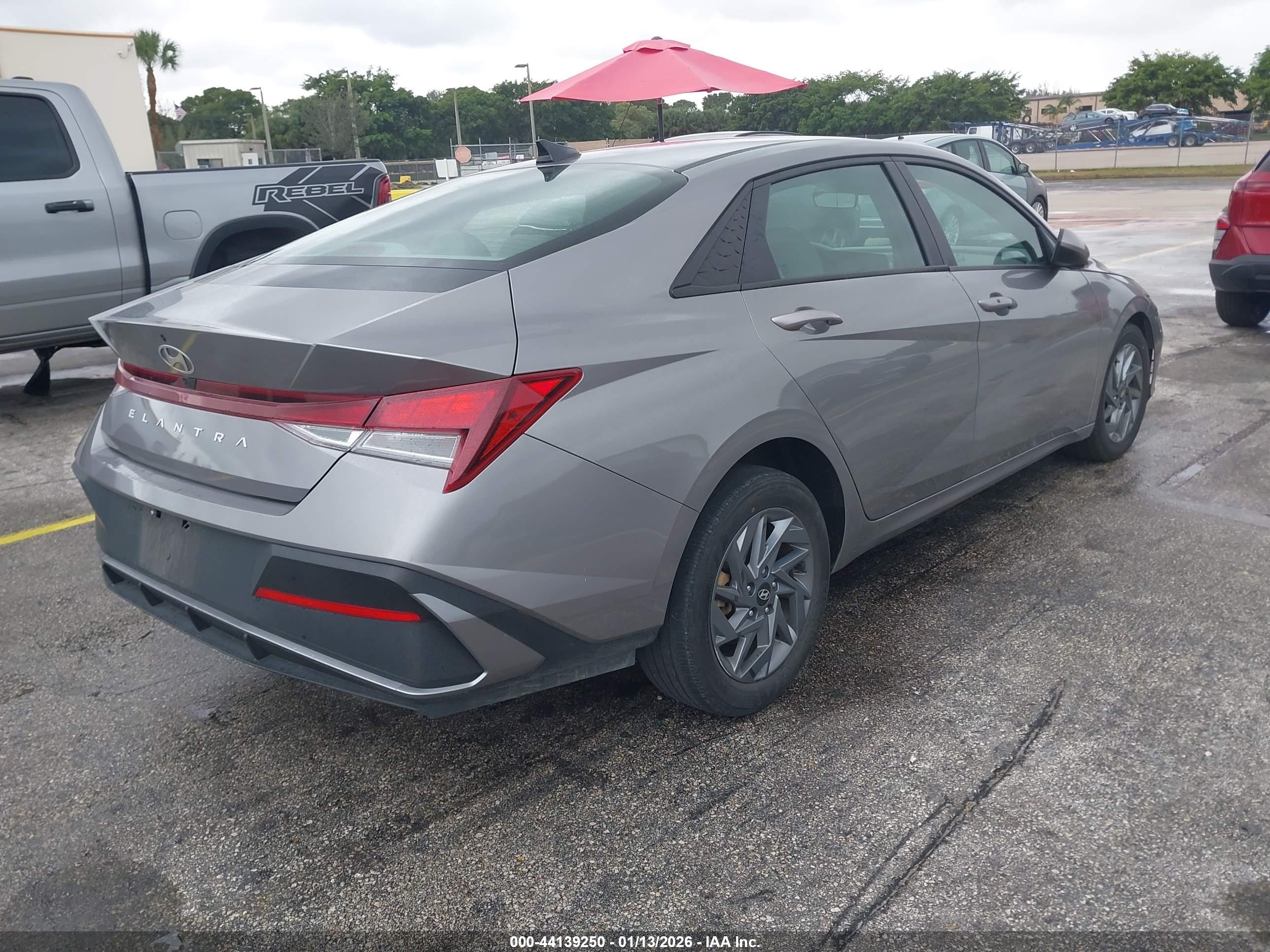 HYUNDAI ELANTRA image 4