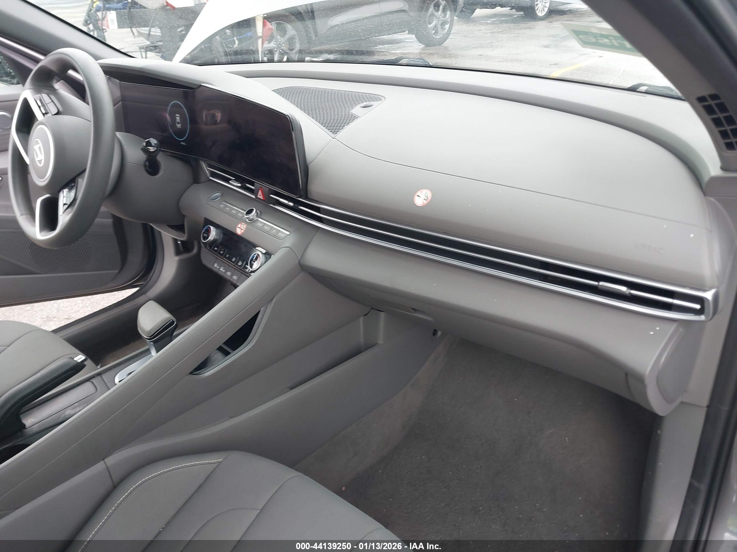 HYUNDAI ELANTRA image 5