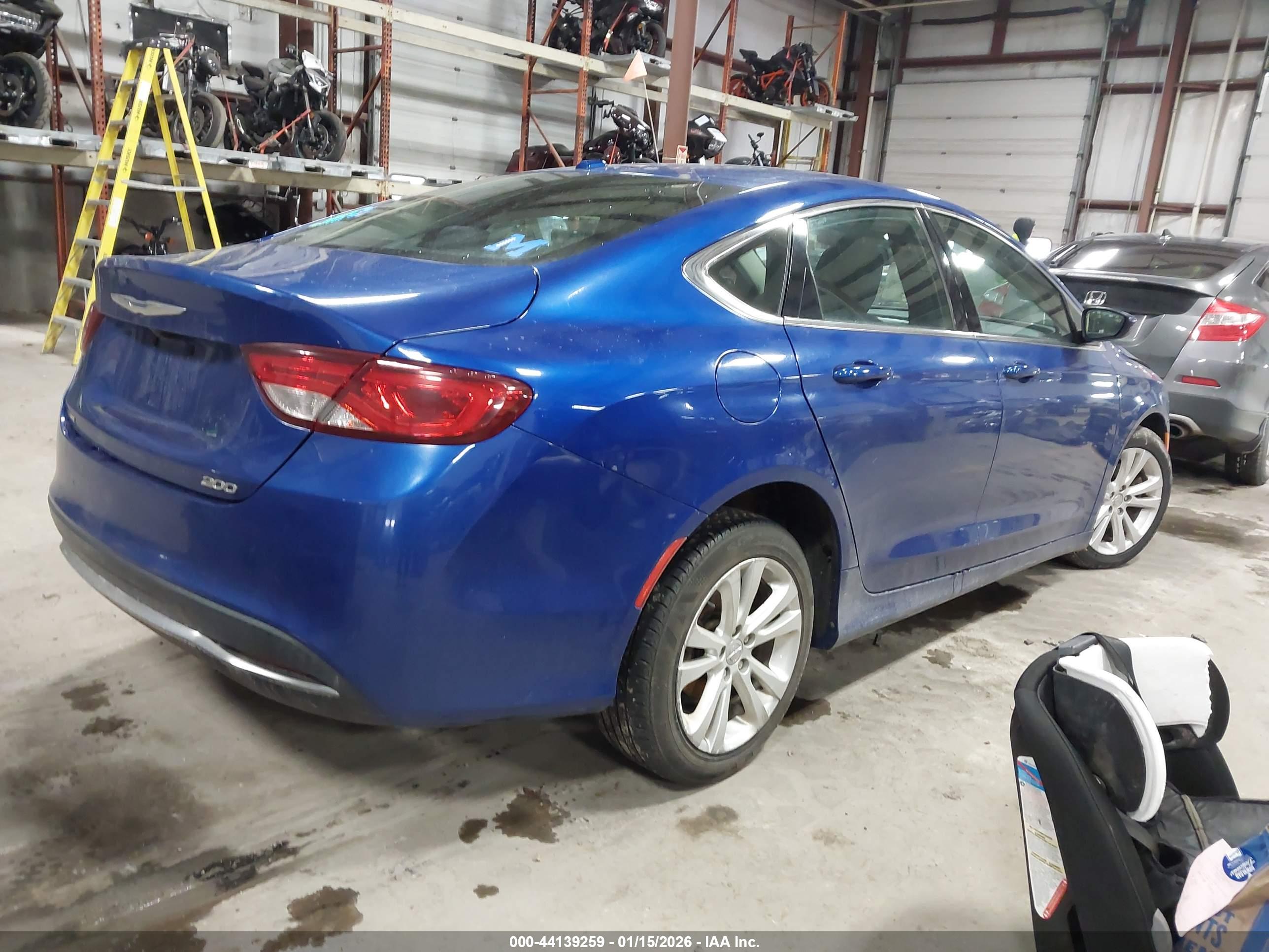CHRYSLER 200 image 4