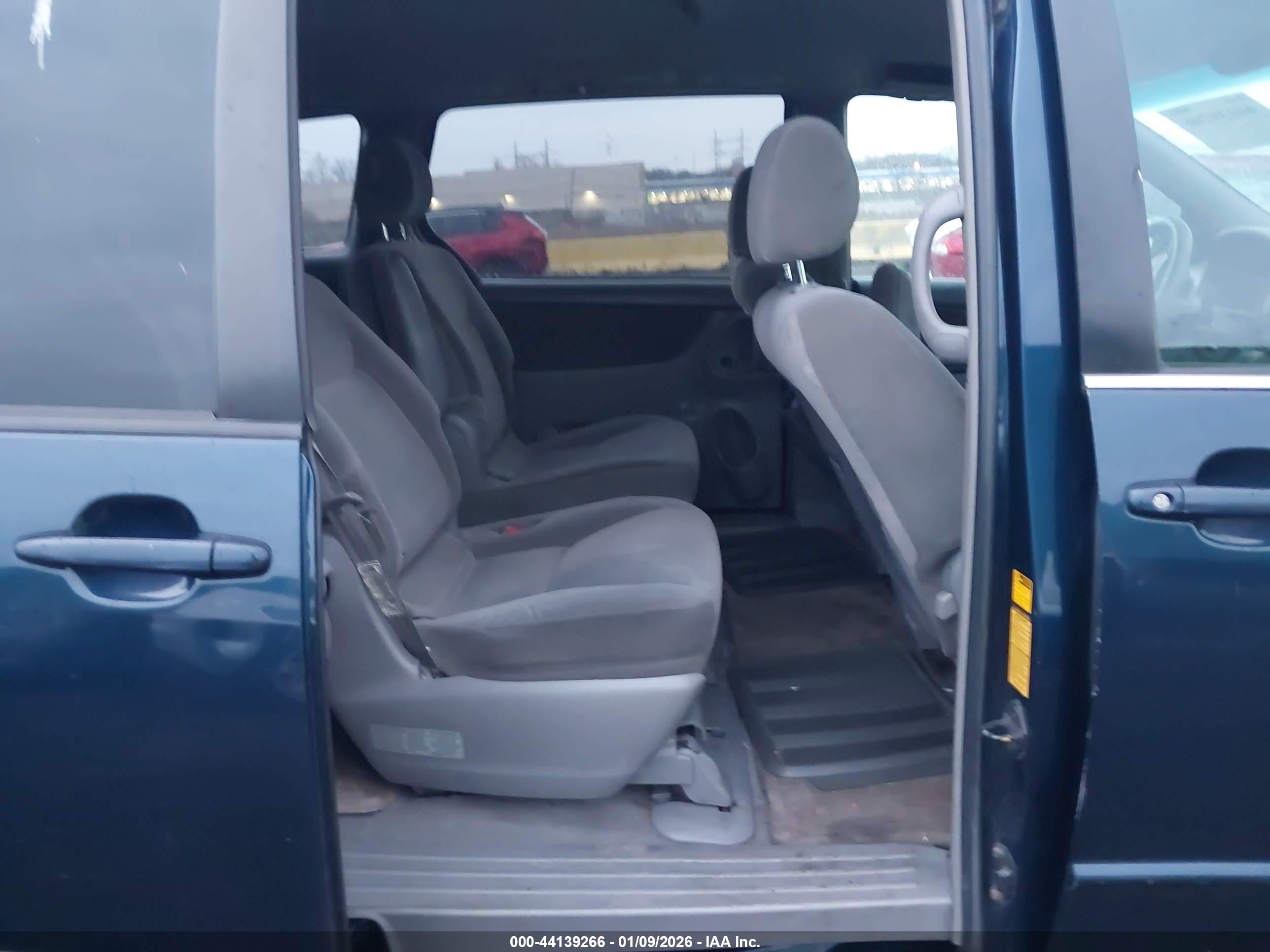 TOYOTA SIENNA image 8