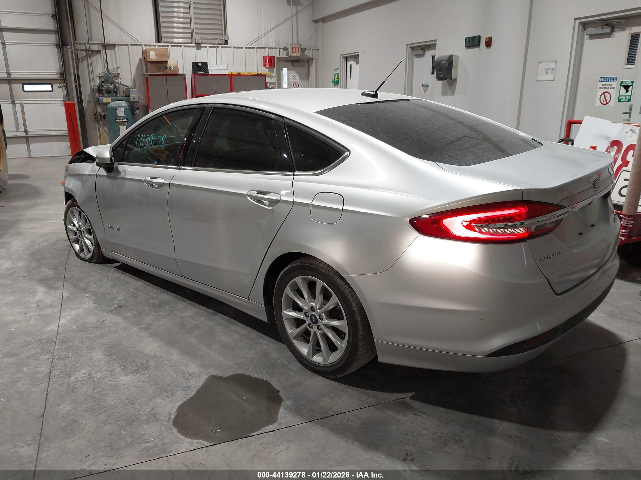 FORD FUSION image 3