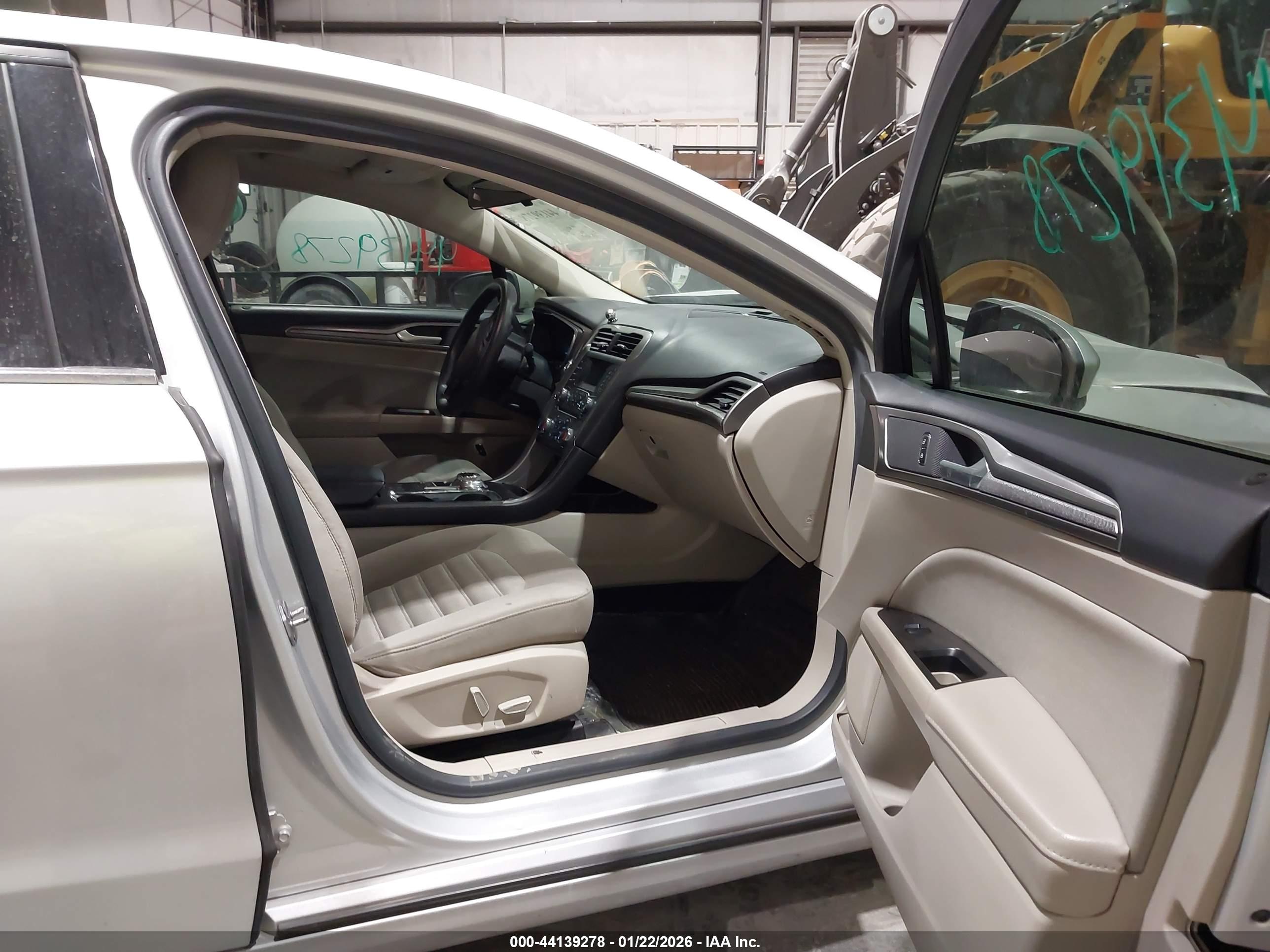 FORD FUSION image 5