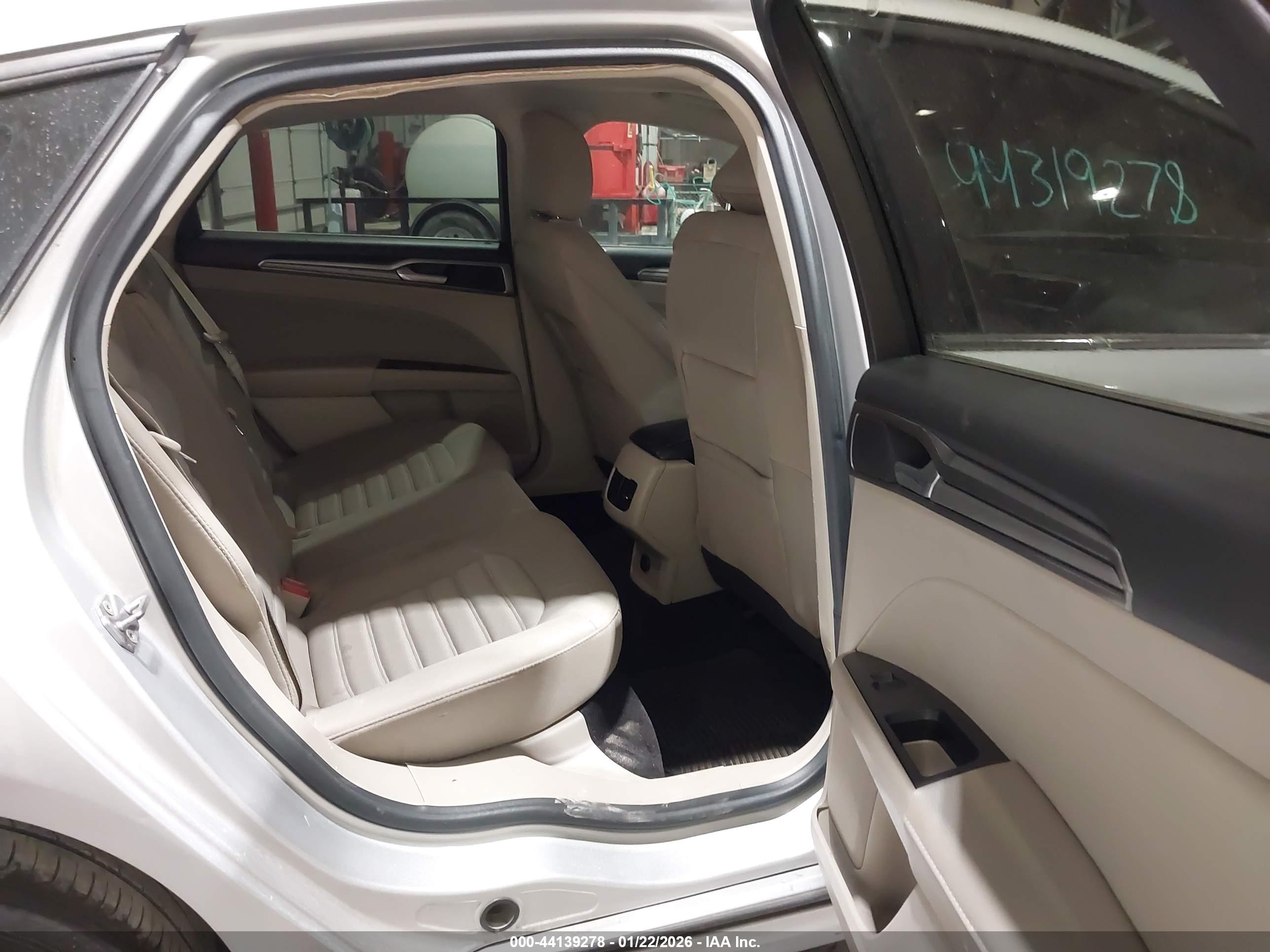 FORD FUSION image 8