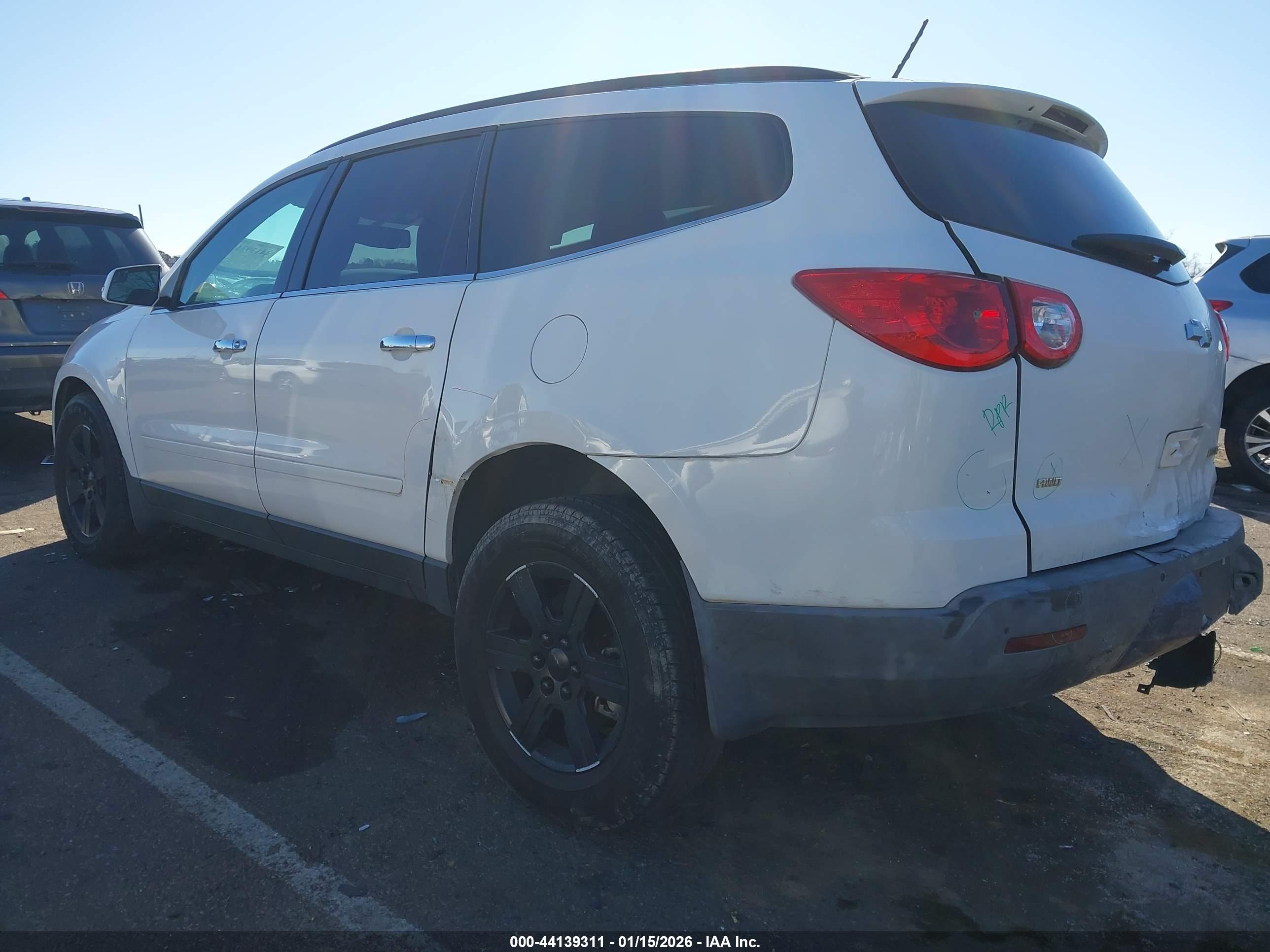 CHEVROLET TRAVERSE image 3