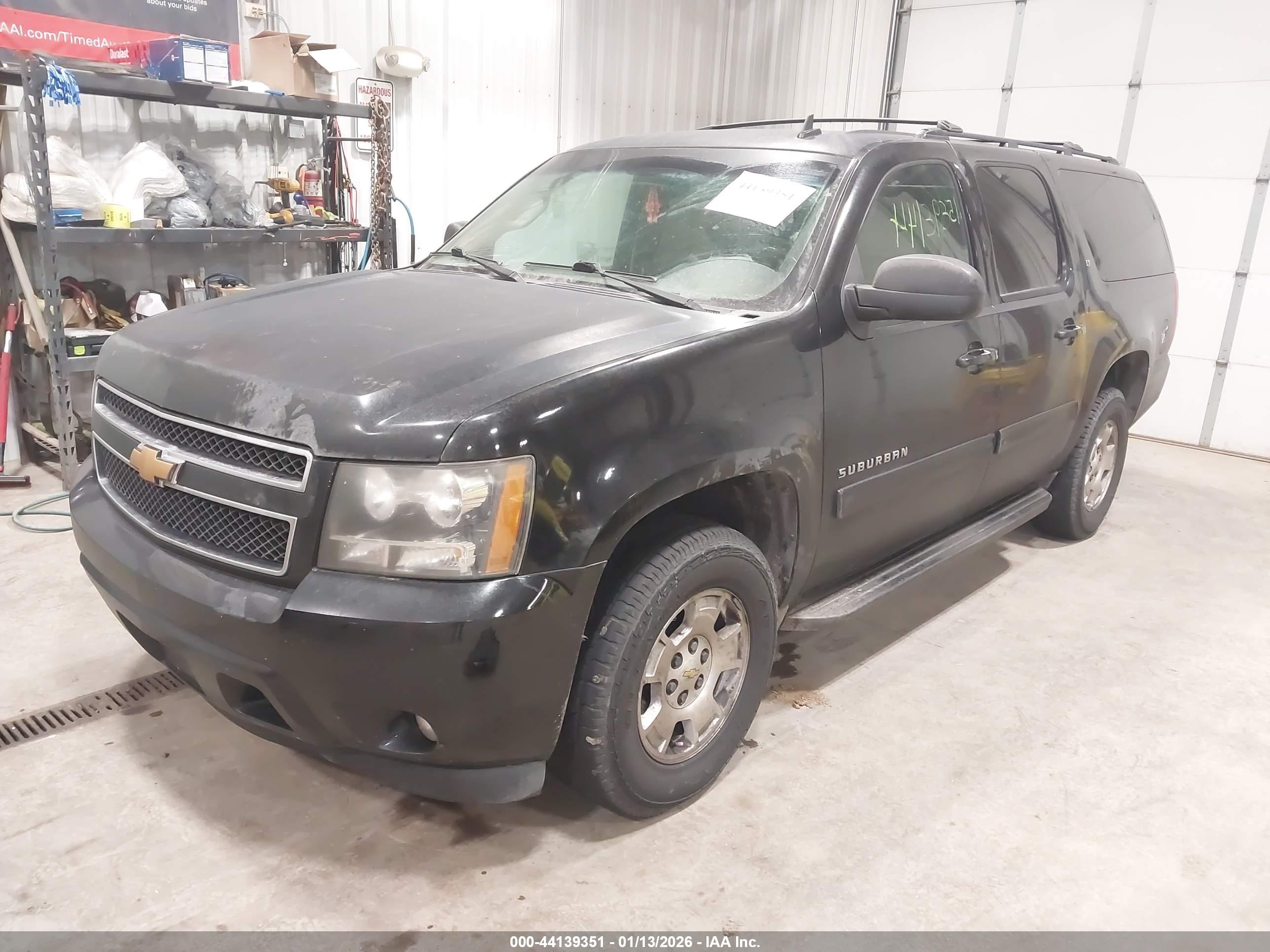 CHEVROLET SUBURBAN image 2
