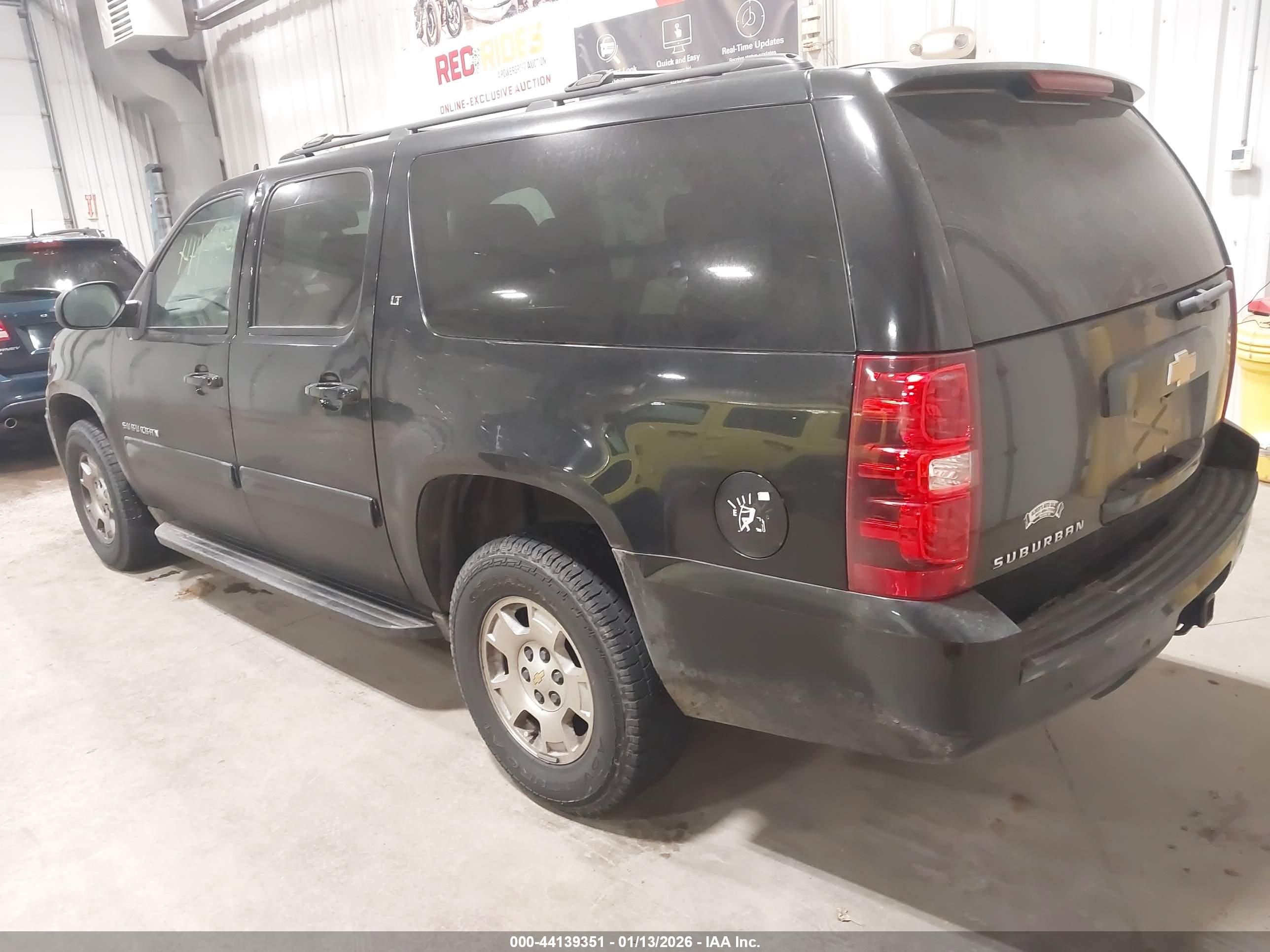 CHEVROLET SUBURBAN image 3