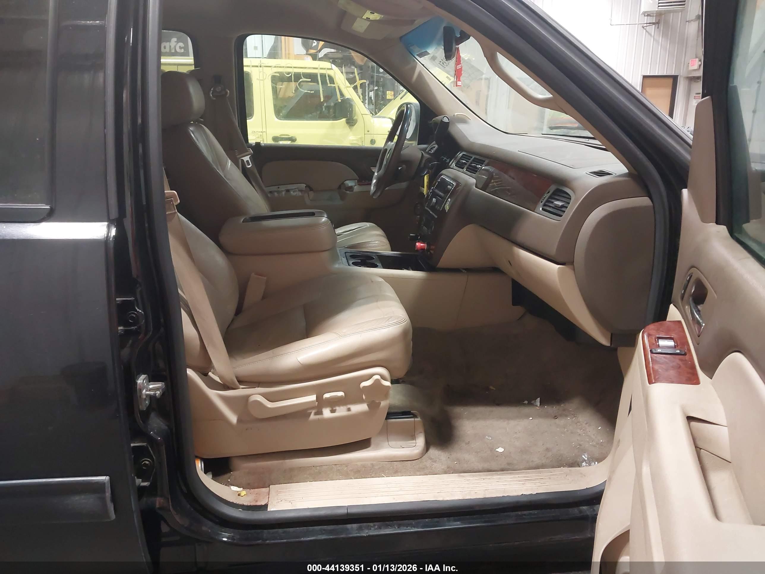 CHEVROLET SUBURBAN image 5