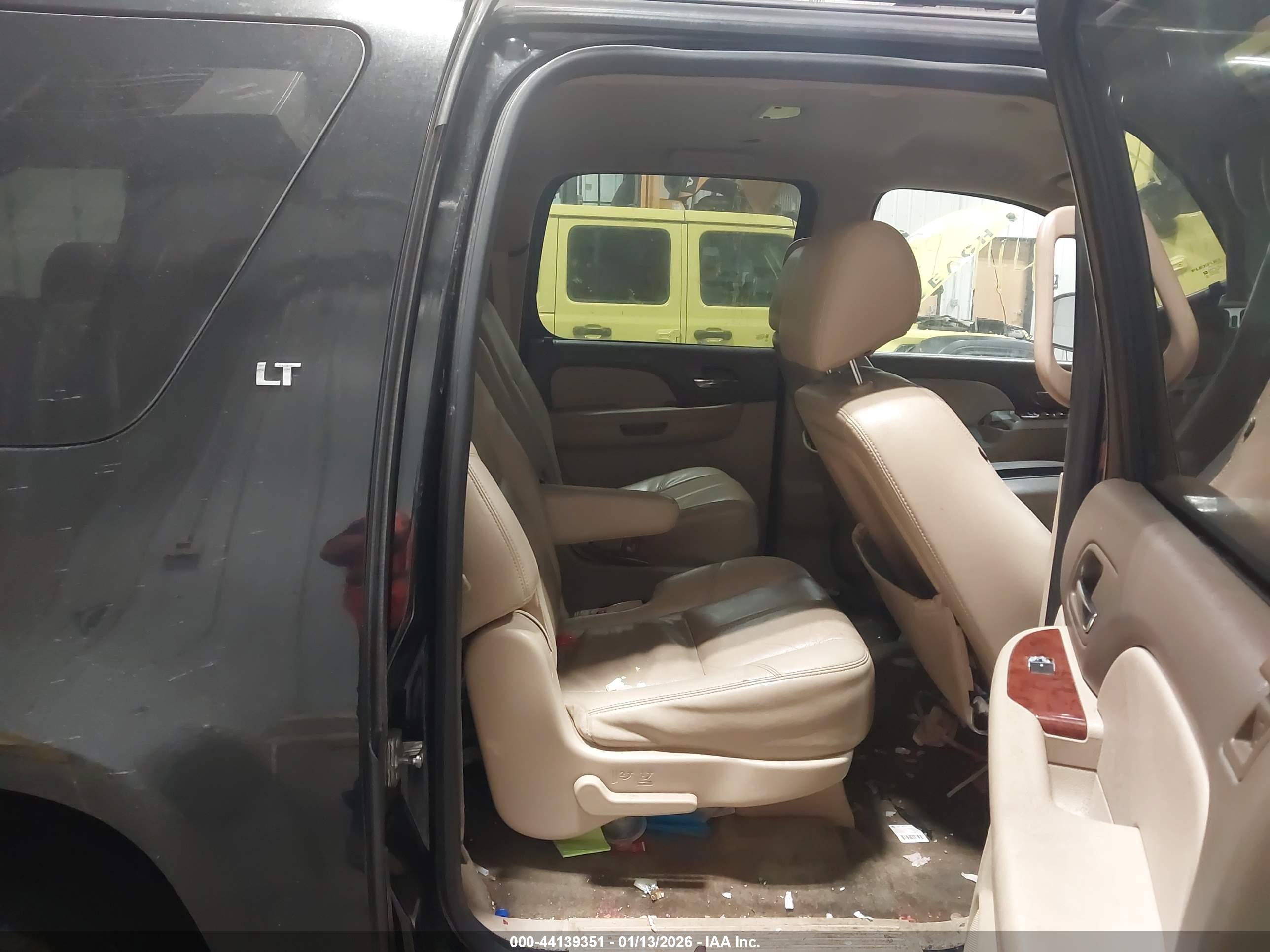 CHEVROLET SUBURBAN image 8