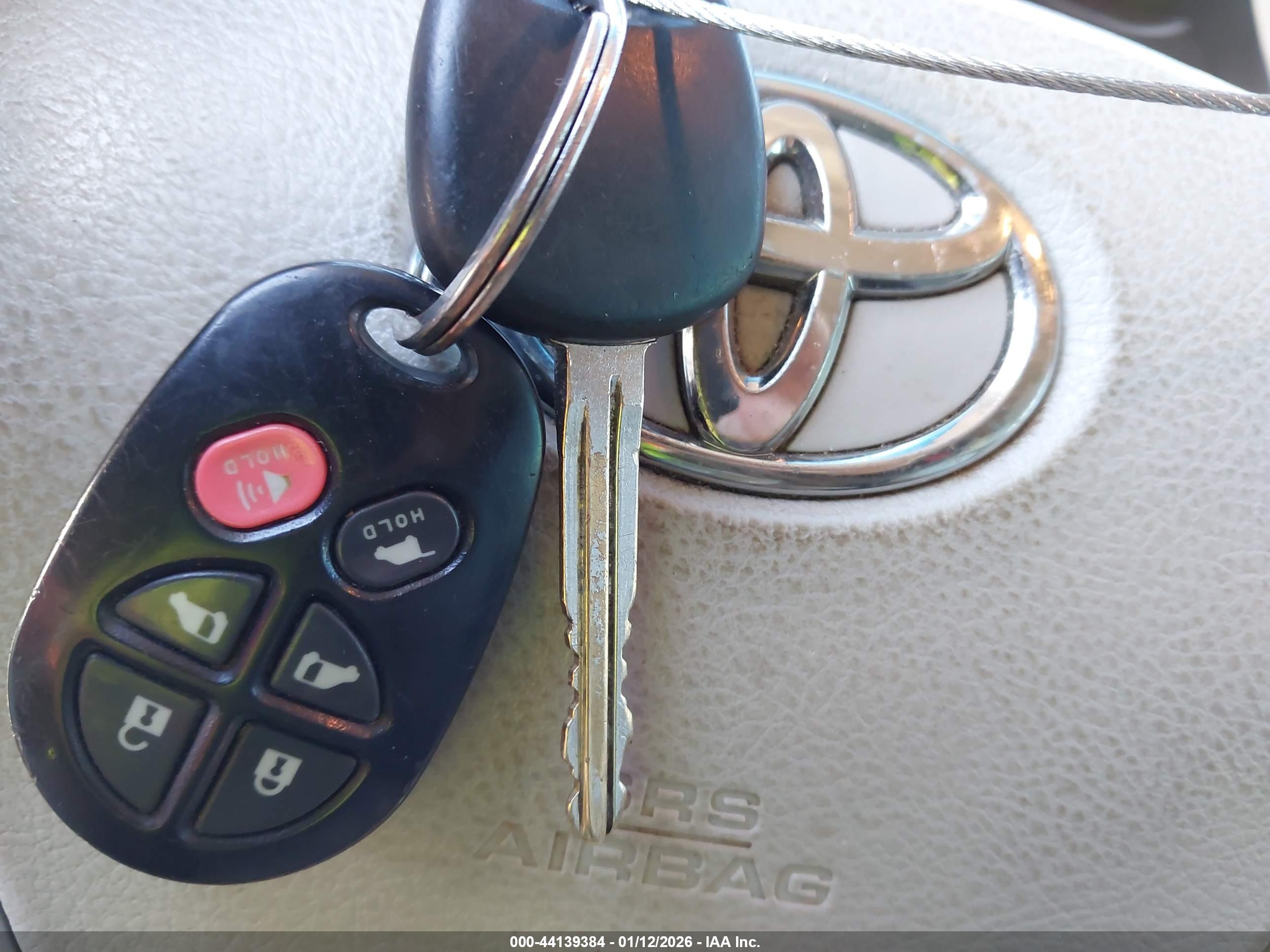 TOYOTA SIENNA image 11
